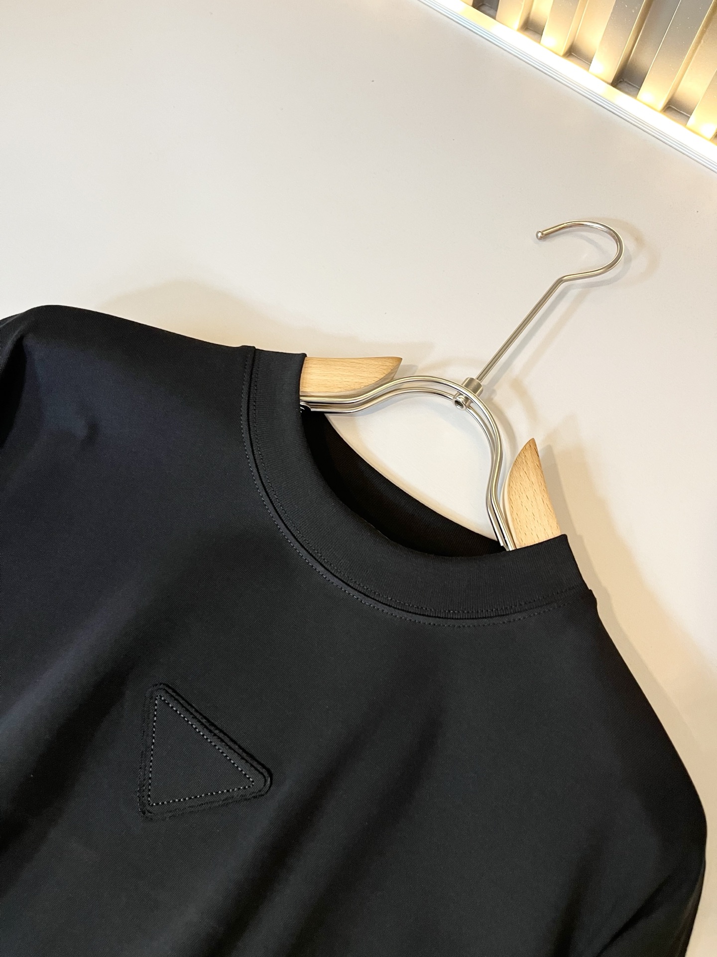 PRAD*A普*达2025秋冬新款男士长袖打底衫，最新款全网独家首上！！~既经典有时尚百搭，谁不爱啊，将