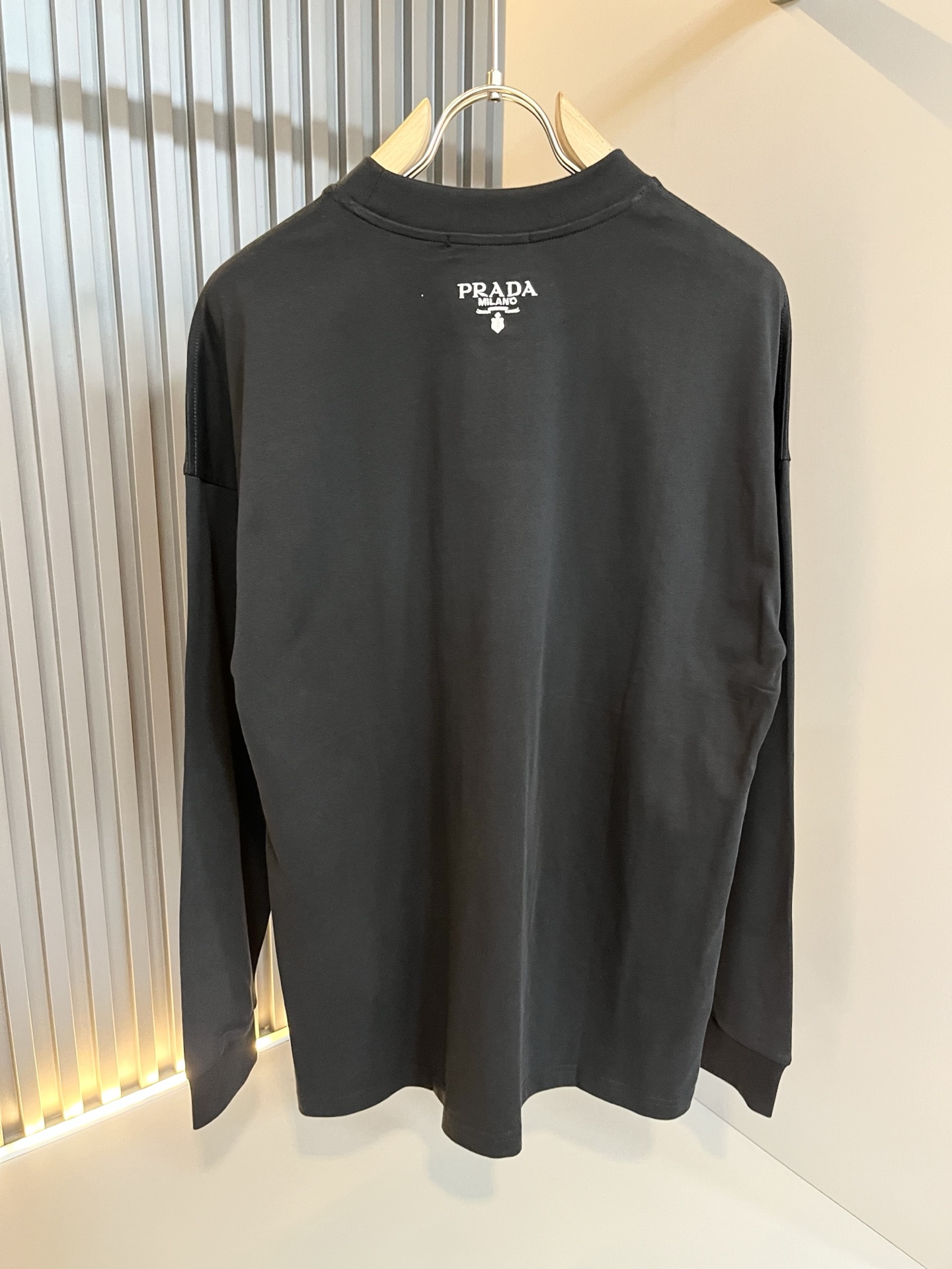 PRAD*A普*达2025秋冬新款男士长袖打底衫，最新款全网独家首上！！~既经典有时尚百搭，谁不爱啊，将