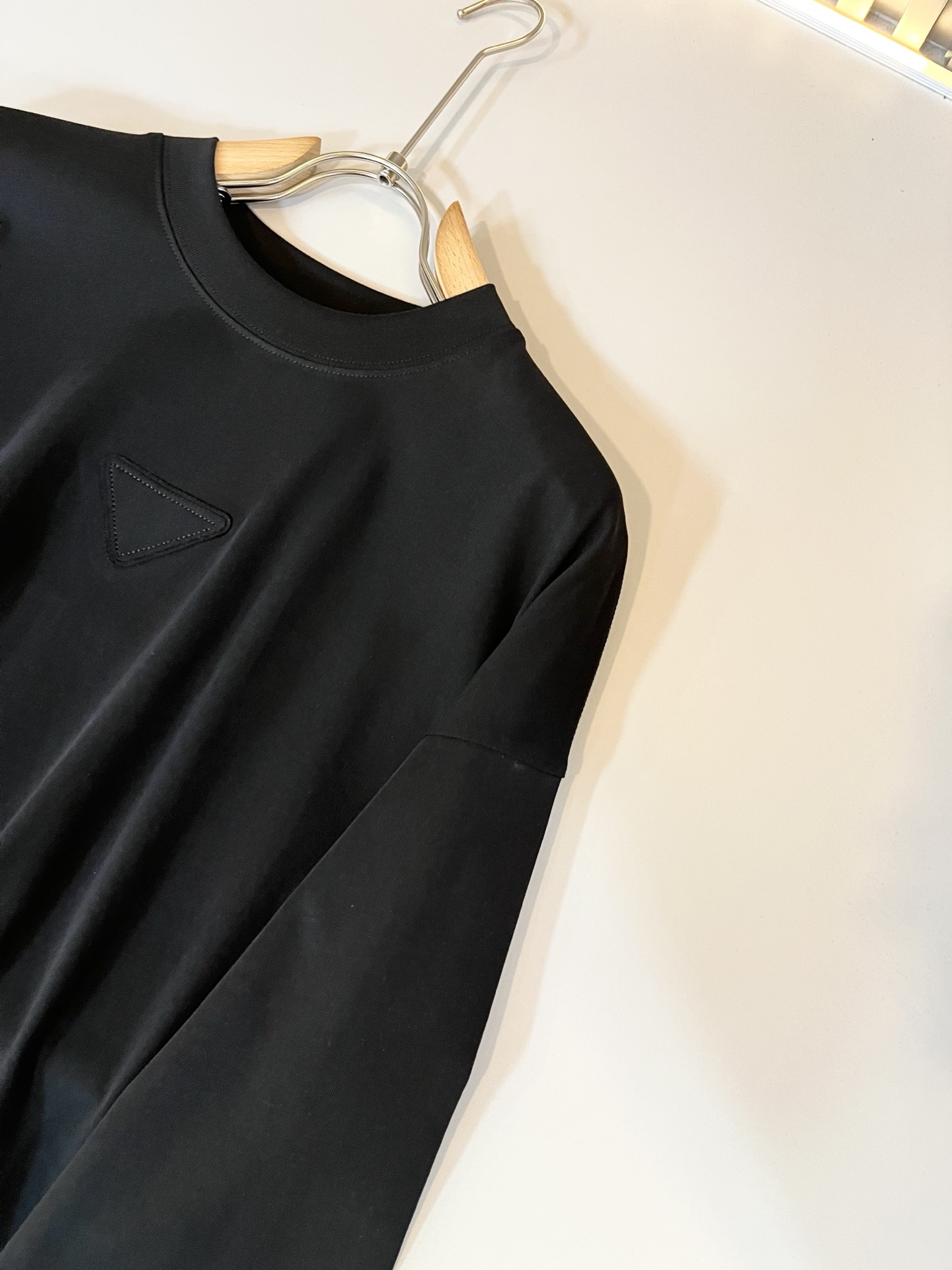 PRAD*A普*达2025秋冬新款男士长袖打底衫，最新款全网独家首上！！~既经典有时尚百搭，谁不爱啊，将