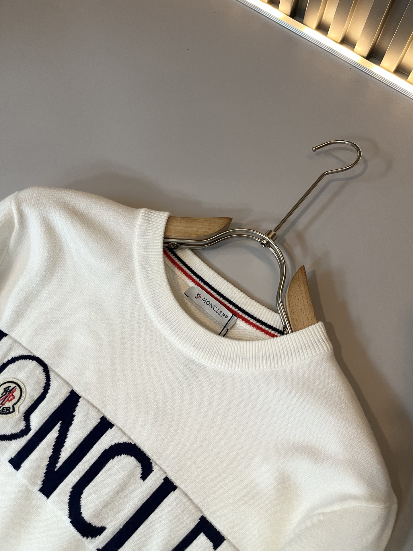 Moncl*r蒙*口 2025秋冬男女同款情侣款👫最新的贸易订单针织羊毛衫，全品相！！网红款！工艺采用针