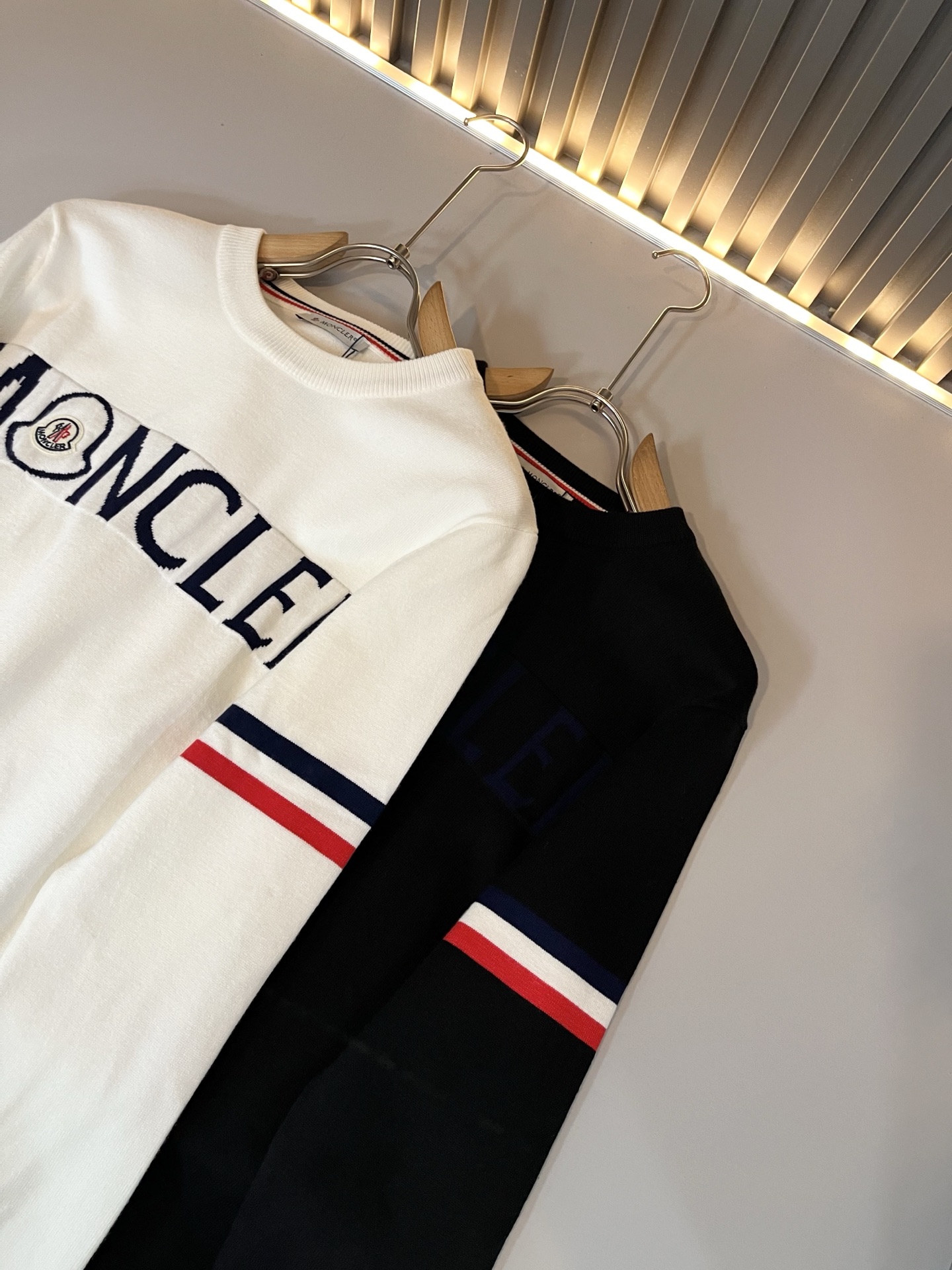 Moncl*r蒙*口 2025秋冬男女同款情侣款👫最新的贸易订单针织羊毛衫，全品相！！网红款！工艺采用针