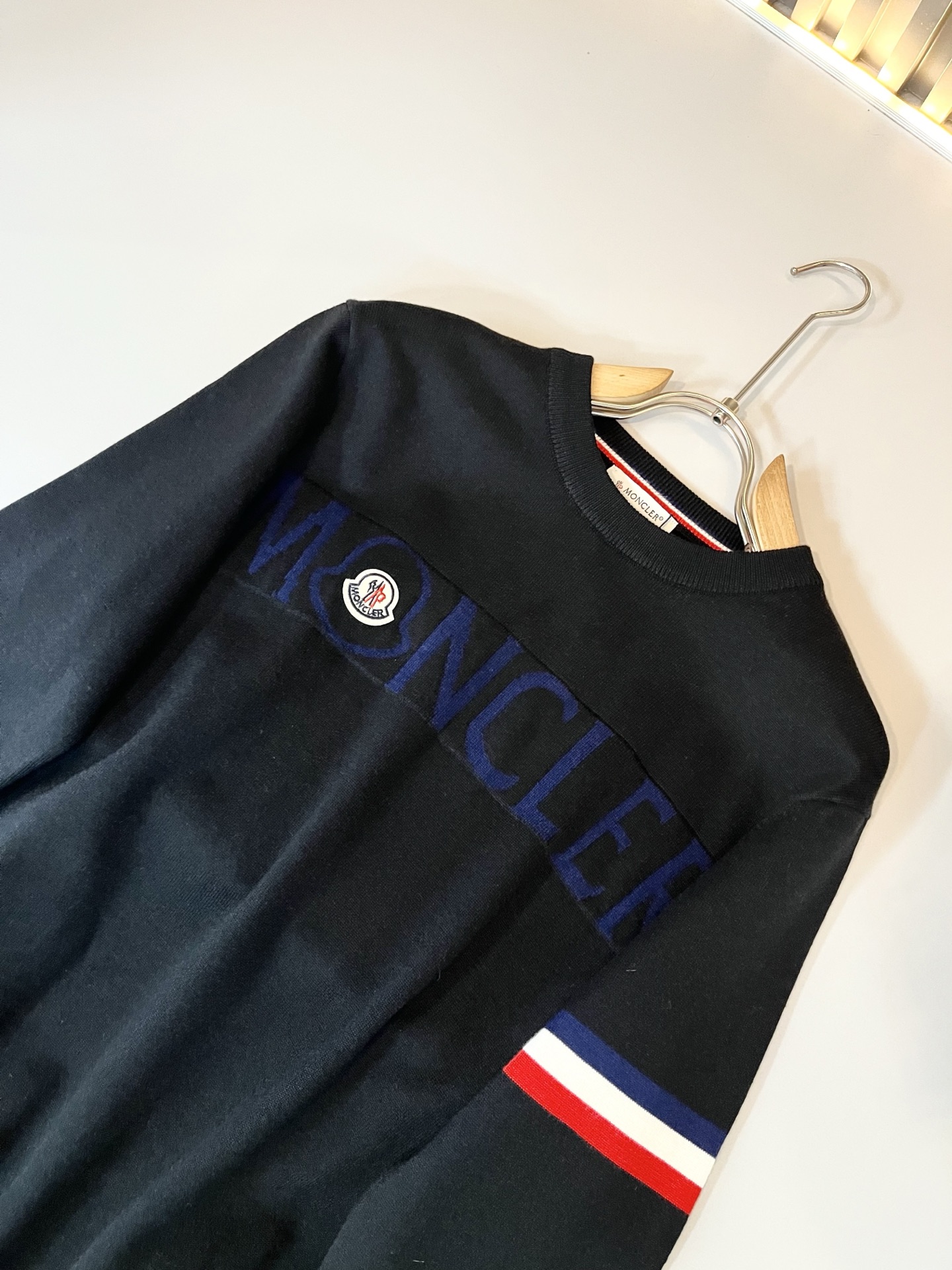 Moncl*r蒙*口 2025秋冬男女同款情侣款👫最新的贸易订单针织羊毛衫，全品相！！网红款！工艺采用针