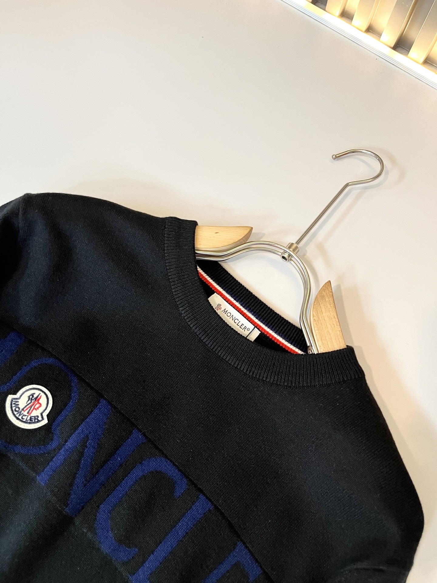 Moncl*r蒙*口 2025秋冬男女同款情侣款👫最新的贸易订单针织羊毛衫，全品相！！网红款！工艺采用针