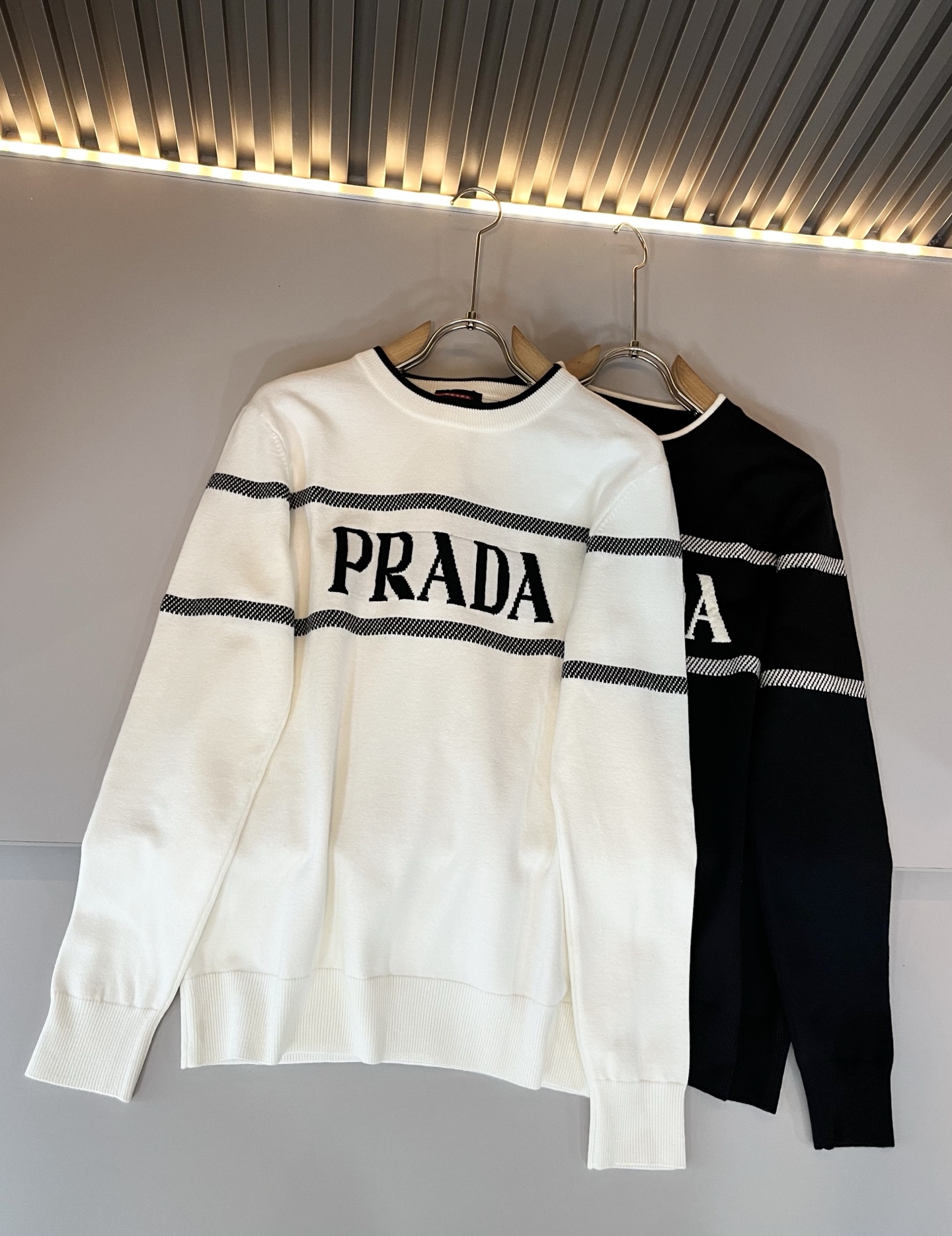 PRAD*A普*达2025秋冬新款男士针织羊毛衫，最新款全网独家首上！！~既经典有时尚百搭，谁不爱啊，将