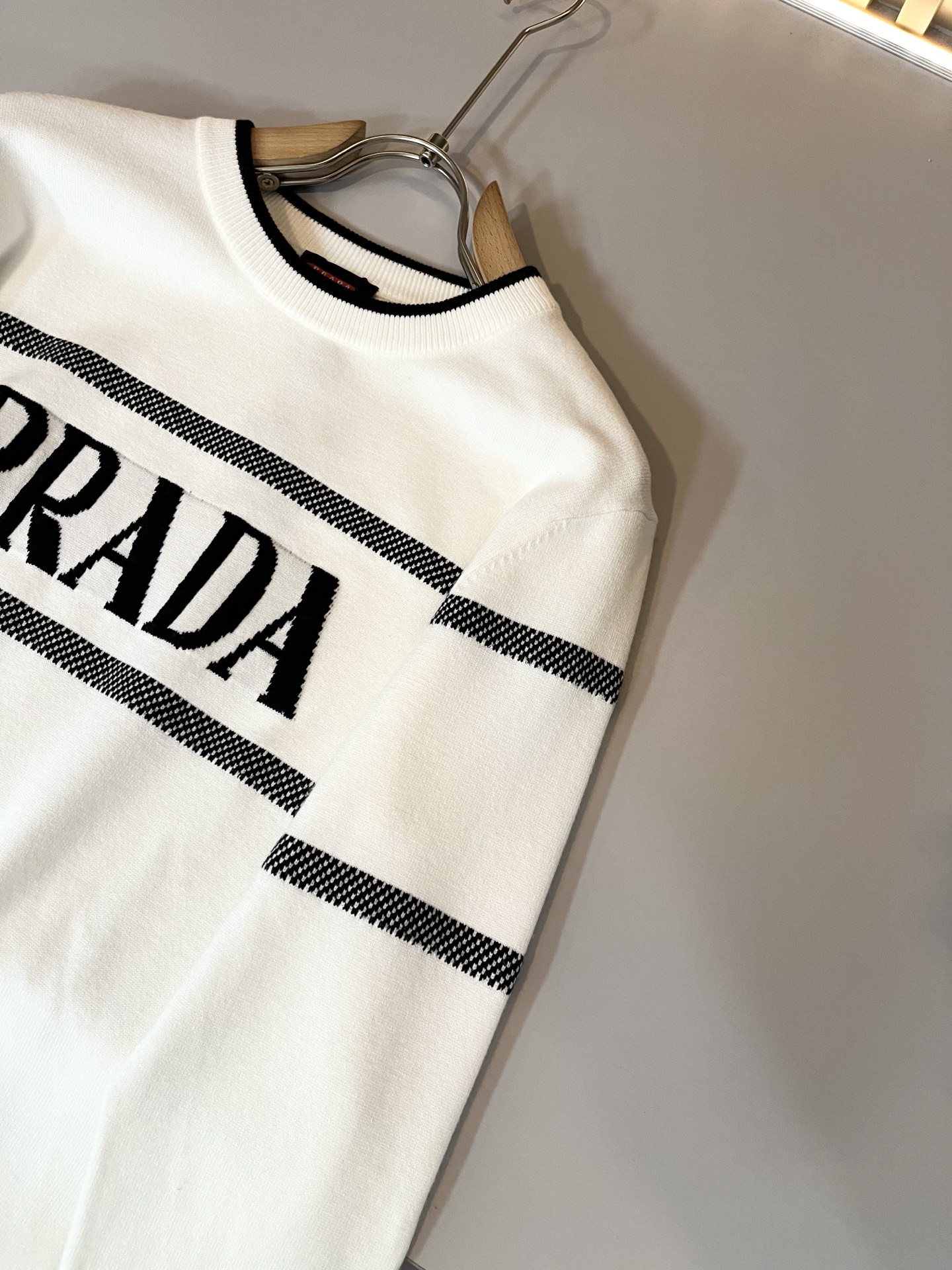 PRAD*A普*达2025秋冬新款男士针织羊毛衫，最新款全网独家首上！！~既经典有时尚百搭，谁不爱啊，将