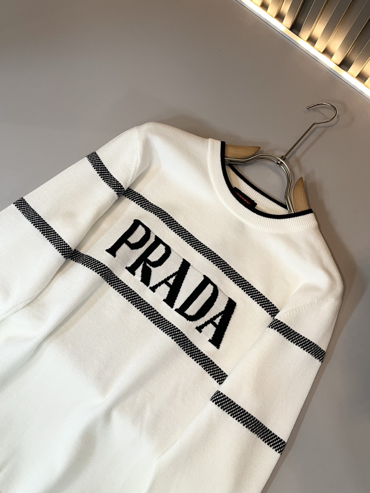 PRAD*A普*达2025秋冬新款男士针织羊毛衫，最新款全网独家首上！！~既经典有时尚百搭，谁不爱啊，将