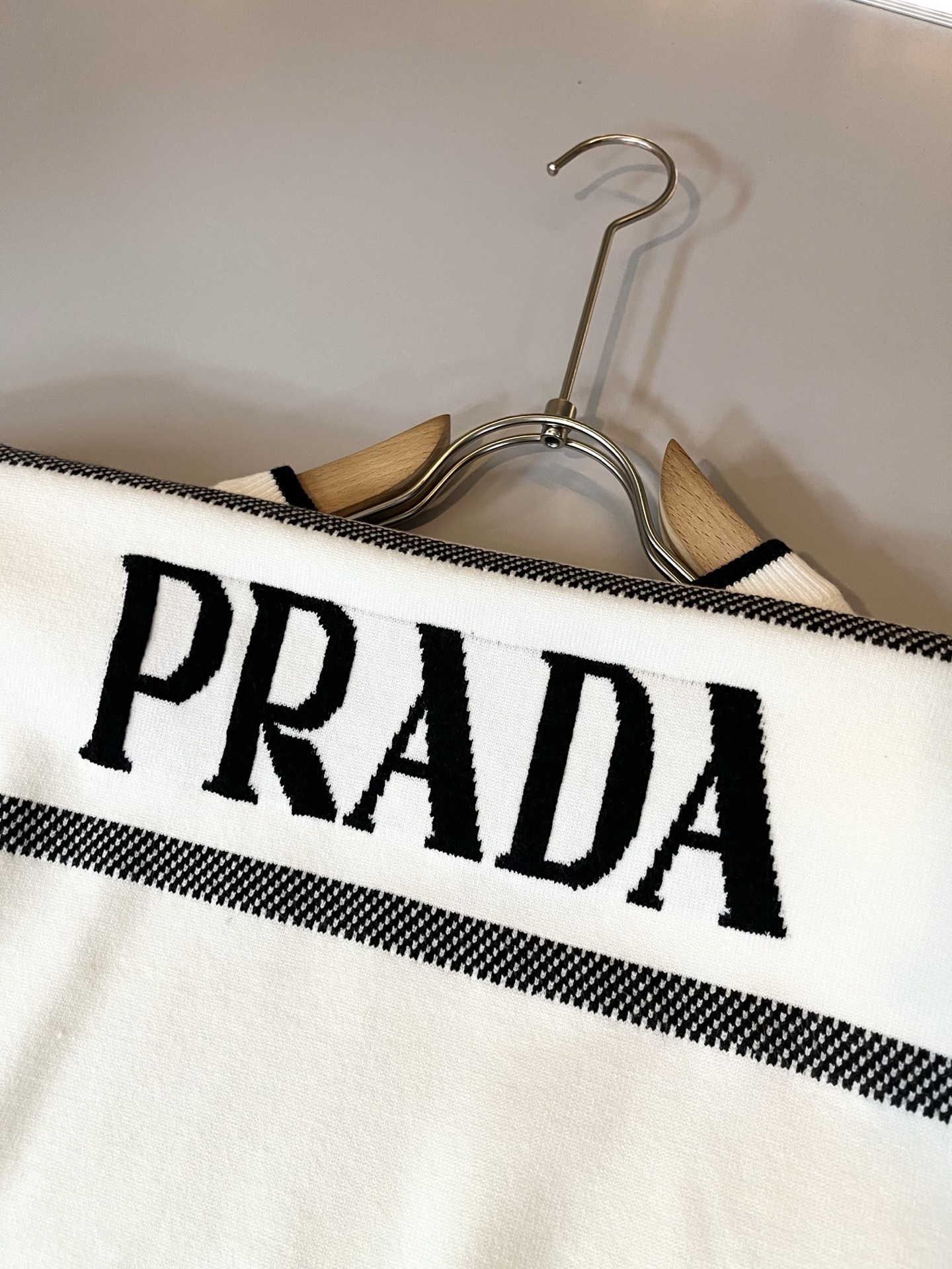 PRAD*A普*达2025秋冬新款男士针织羊毛衫，最新款全网独家首上！！~既经典有时尚百搭，谁不爱啊，将