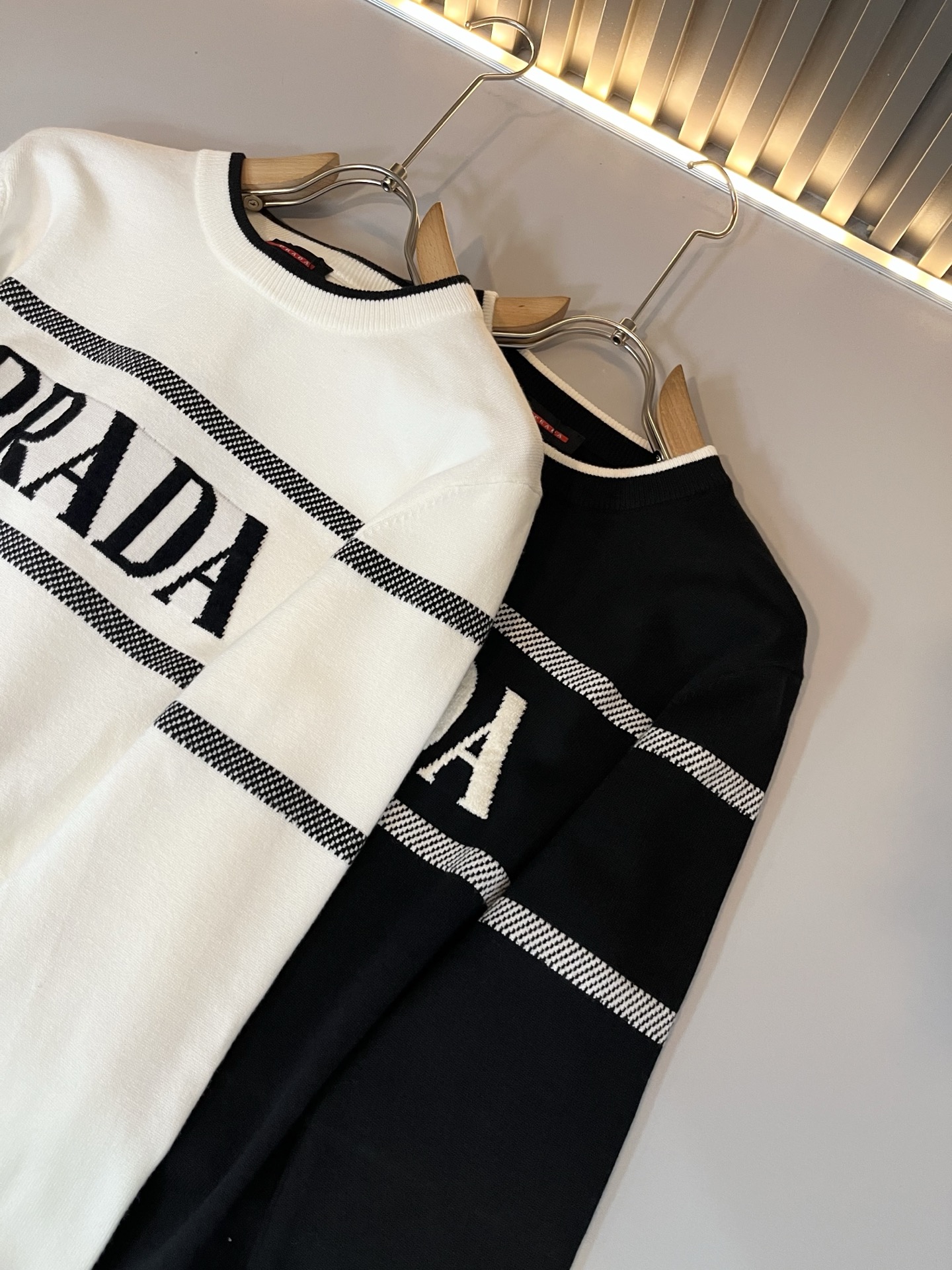 PRAD*A普*达2025秋冬新款男士针织羊毛衫，最新款全网独家首上！！~既经典有时尚百搭，谁不爱啊，将