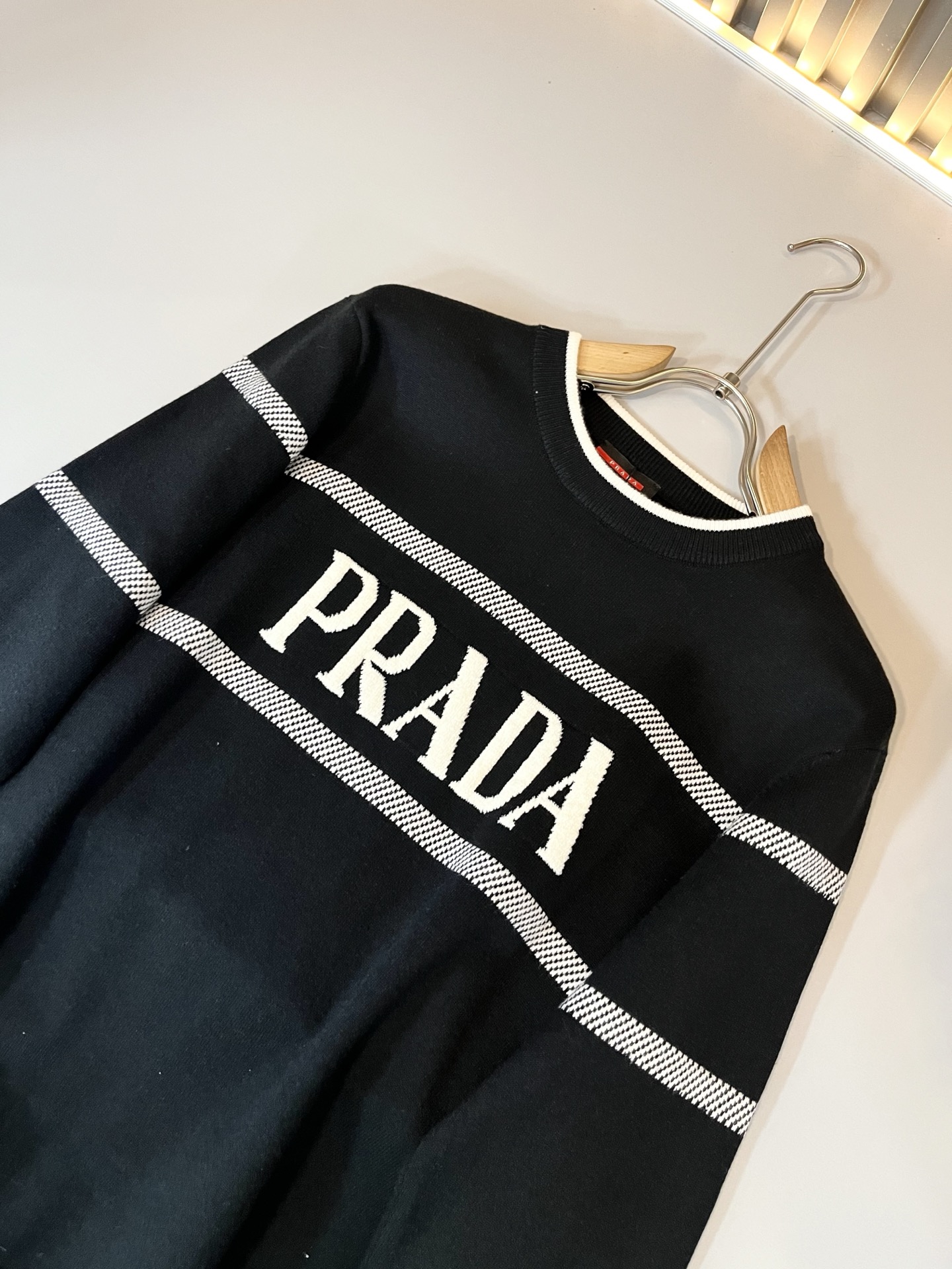 PRAD*A普*达2025秋冬新款男士针织羊毛衫，最新款全网独家首上！！~既经典有时尚百搭，谁不爱啊，将