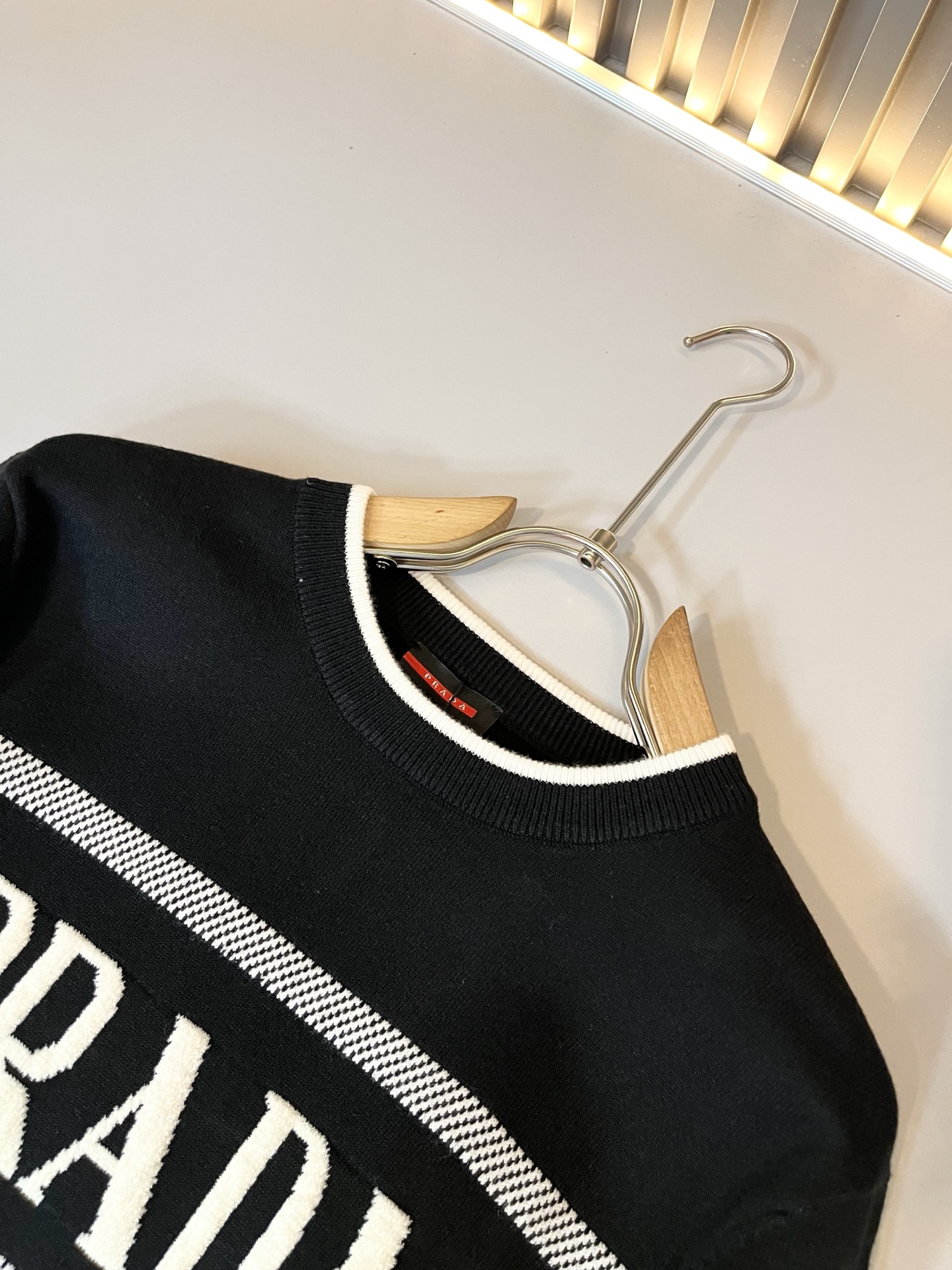 PRAD*A普*达2025秋冬新款男士针织羊毛衫，最新款全网独家首上！！~既经典有时尚百搭，谁不爱啊，将