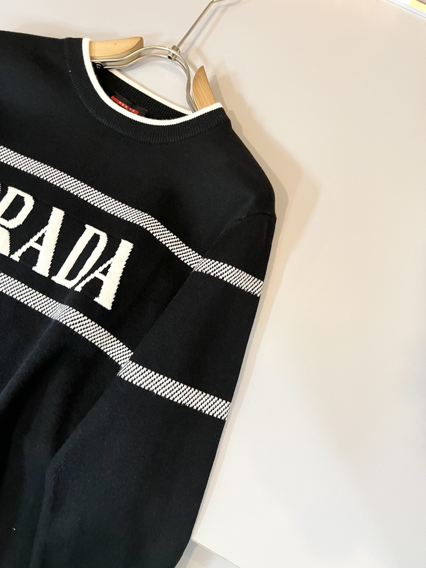 PRAD*A普*达2025秋冬新款男士针织羊毛衫，最新款全网独家首上！！~既经典有时尚百搭，谁不爱啊，将