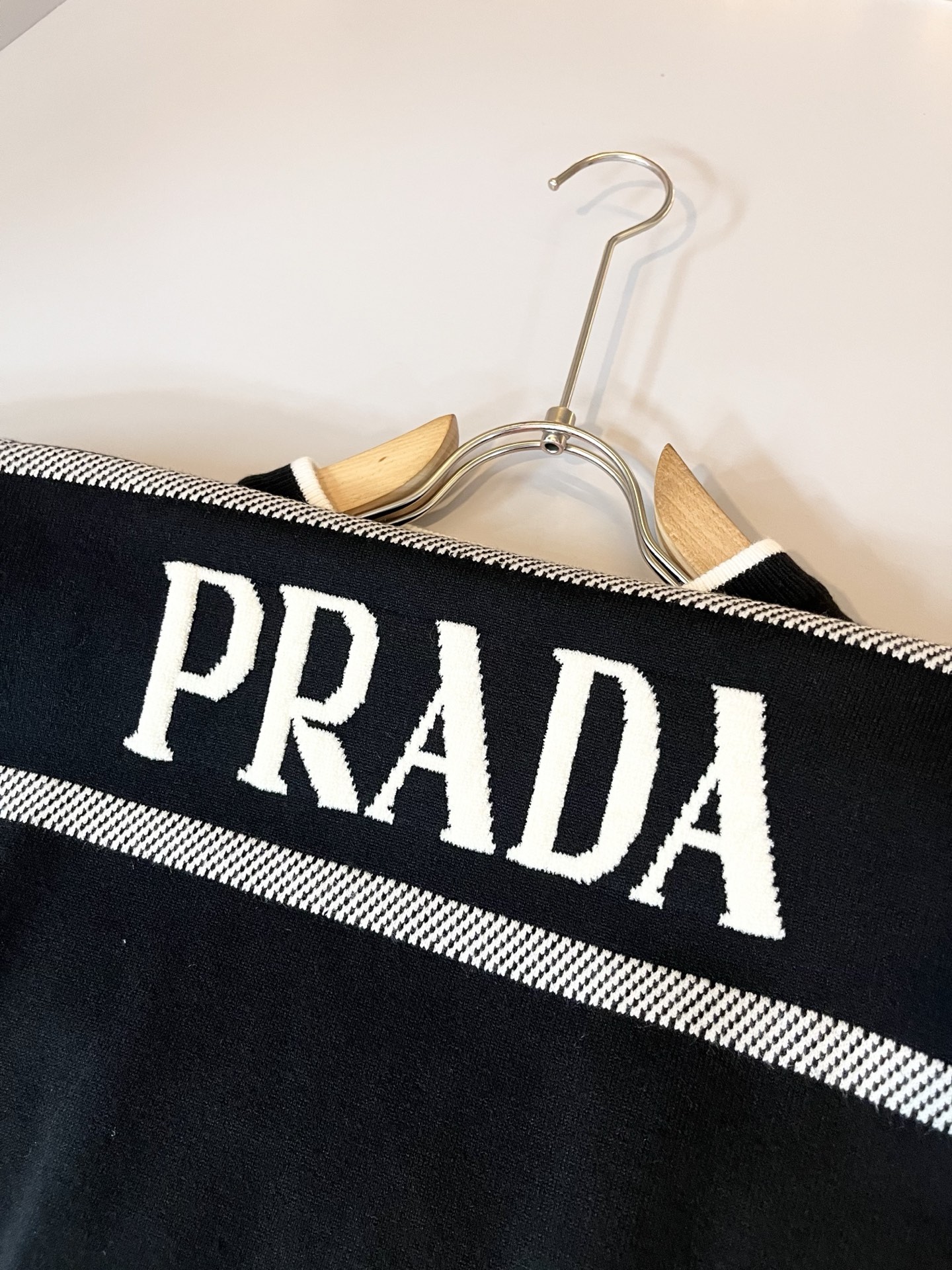 PRAD*A普*达2025秋冬新款男士针织羊毛衫，最新款全网独家首上！！~既经典有时尚百搭，谁不爱啊，将