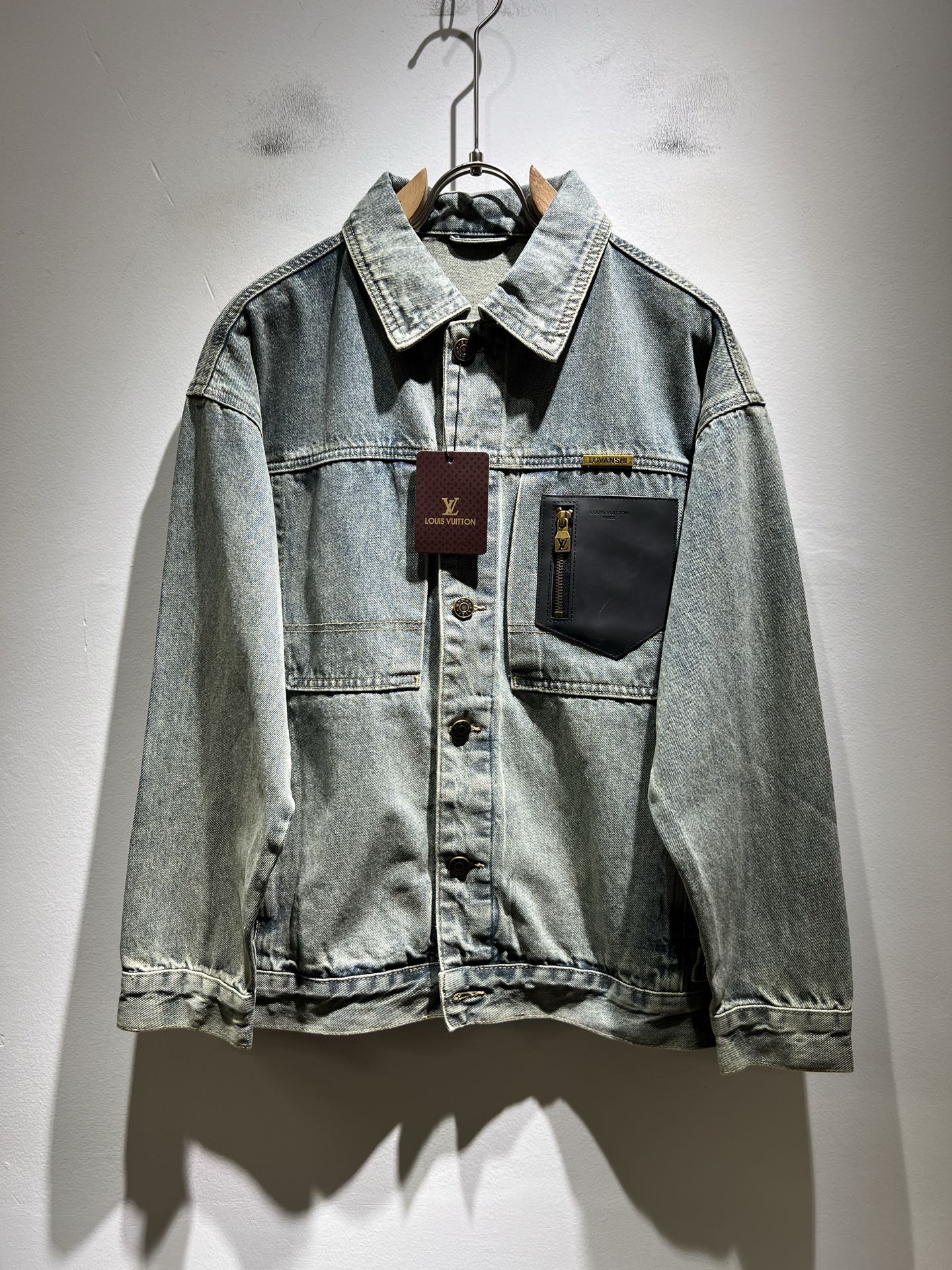 Louis Vuit*on 路易*登 2025秋冬新款轻奢男女同款👫牛仔夹克外套，路易家族的新高端，细节