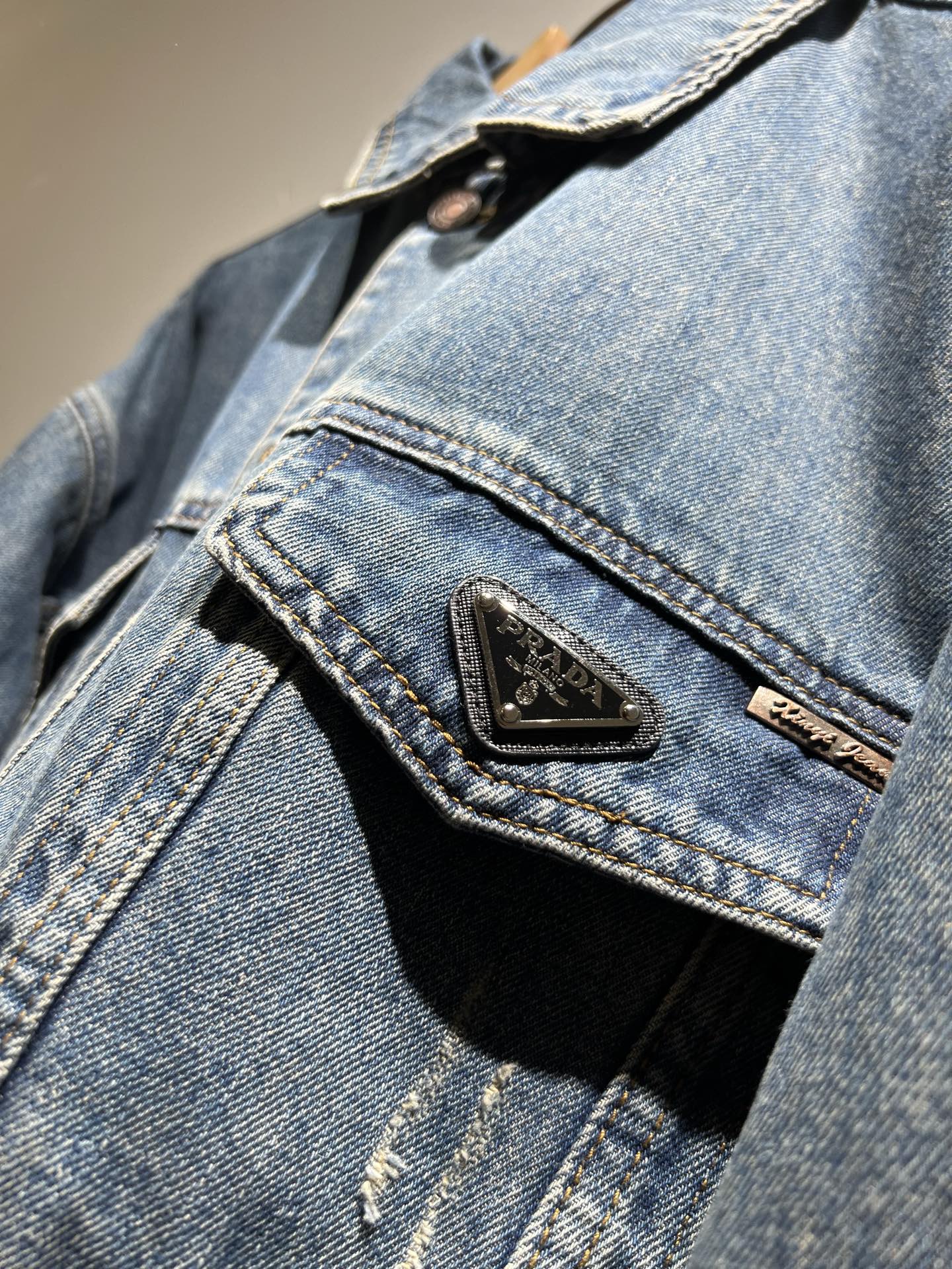 PRA*DA 普拉达 2025秋冬新款男女同款👫牛仔夹克外套，新品发售！牛仔兰高级百搭实用主义不哗众取宠