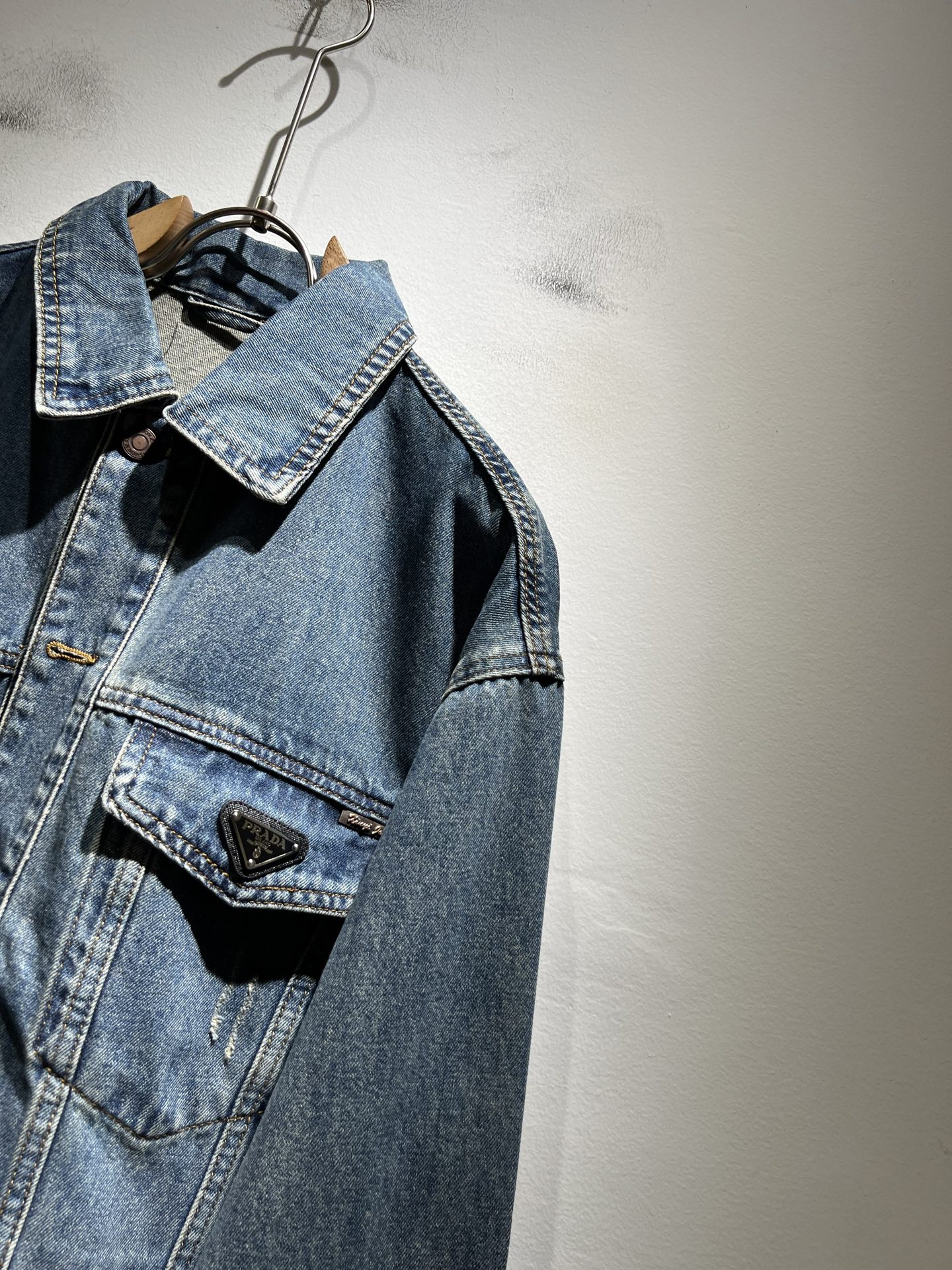 PRA*DA 普拉达 2025秋冬新款男女同款👫牛仔夹克外套，新品发售！牛仔兰高级百搭实用主义不哗众取宠