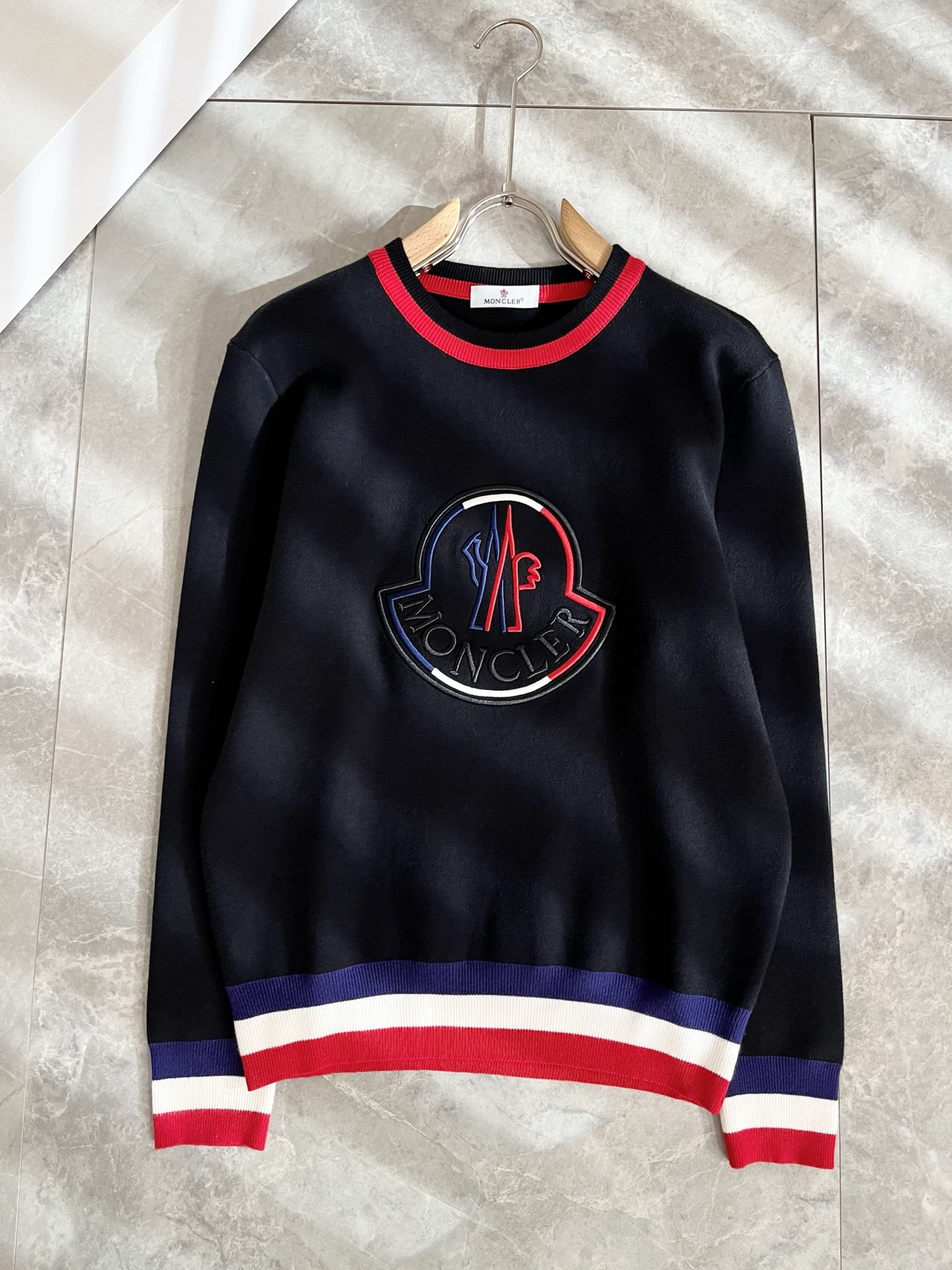 Moncl*r蒙*口 2025秋冬男女同款情侣款👫最新的贸易订单针织羊毛衫，全品相！！网红款！工艺采用针