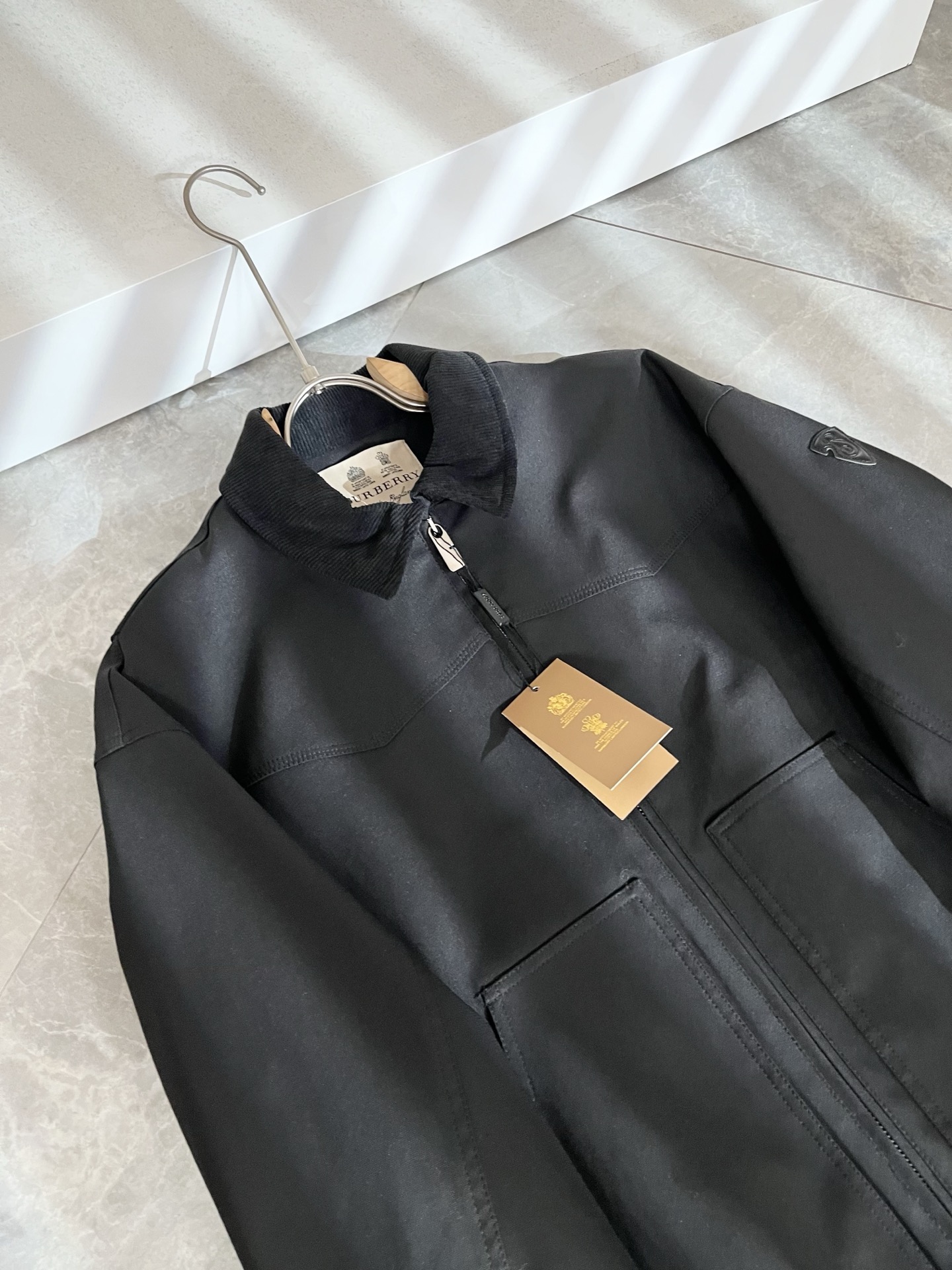 BURBER*Y巴*莉2025秋冬新品夹克外套重磅来袭，最近比较火热的环保聚酯纤维面料制作而成，高端户外