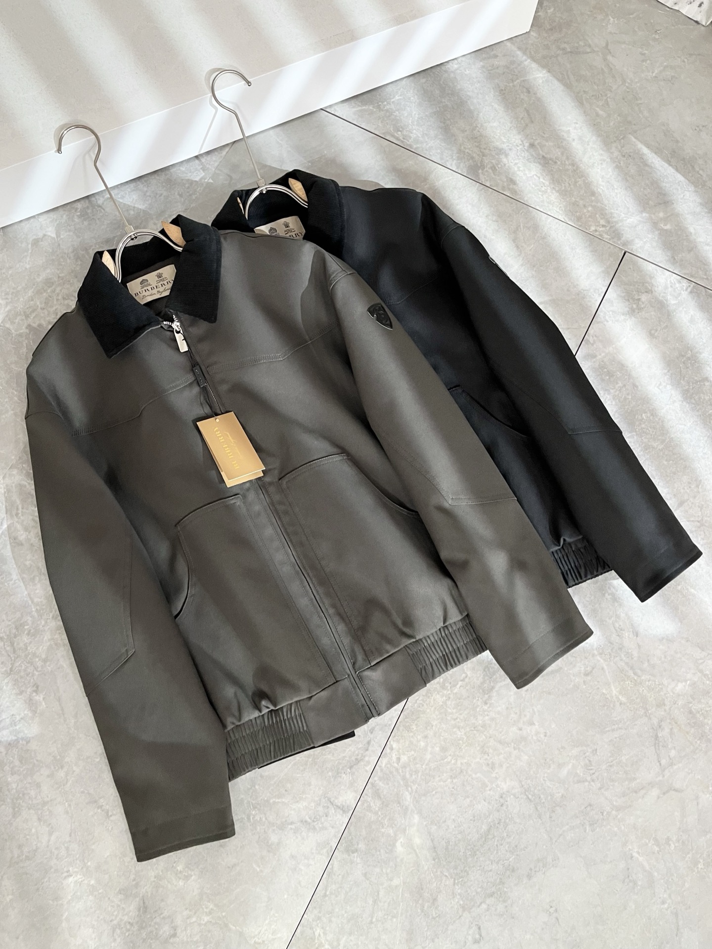 BURBER*Y巴*莉2025秋冬新品夹克外套重磅来袭，最近比较火热的环保聚酯纤维面料制作而成，高端户外