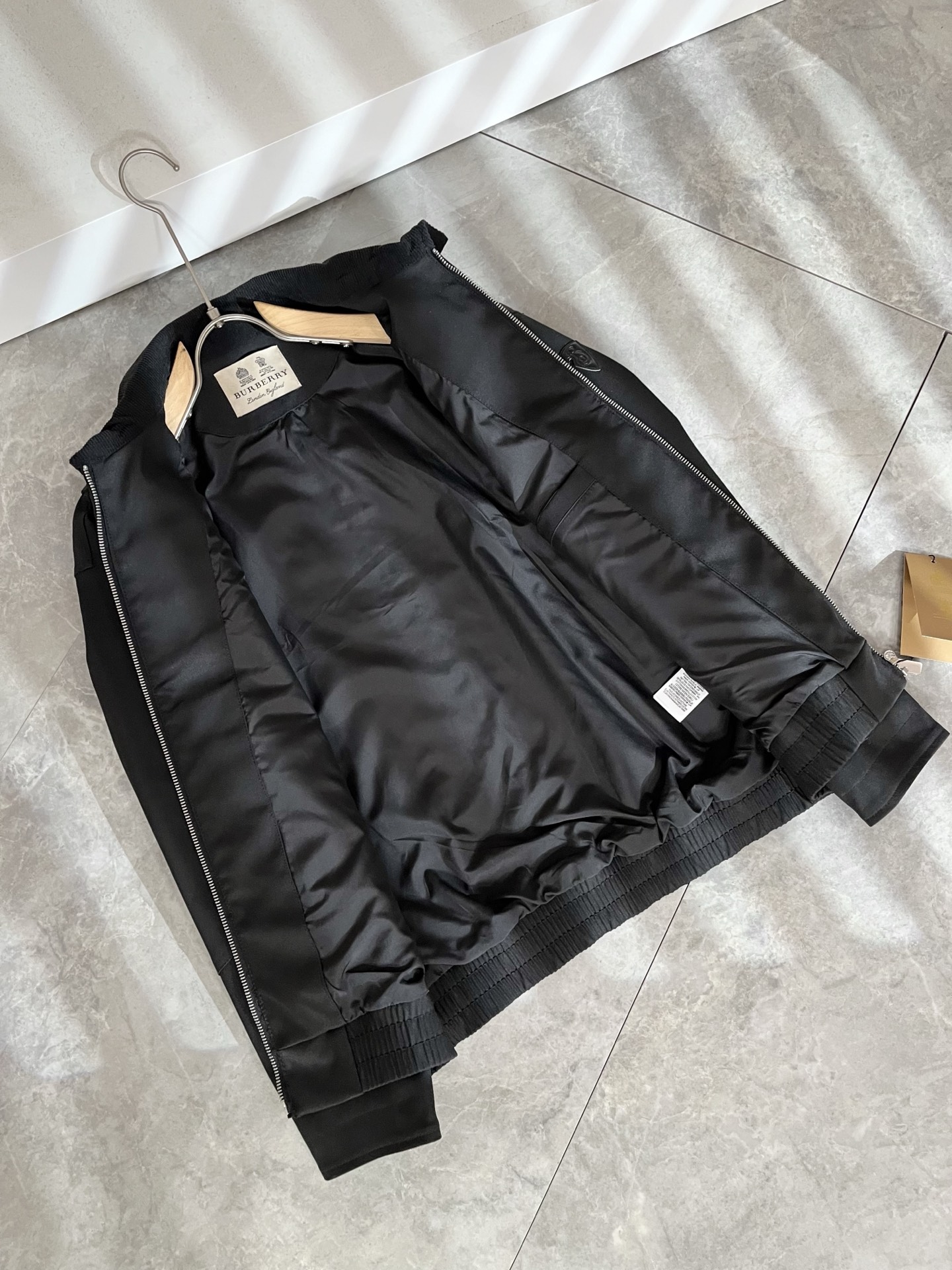 BURBER*Y巴*莉2025秋冬新品夹克外套重磅来袭，最近比较火热的环保聚酯纤维面料制作而成，高端户外