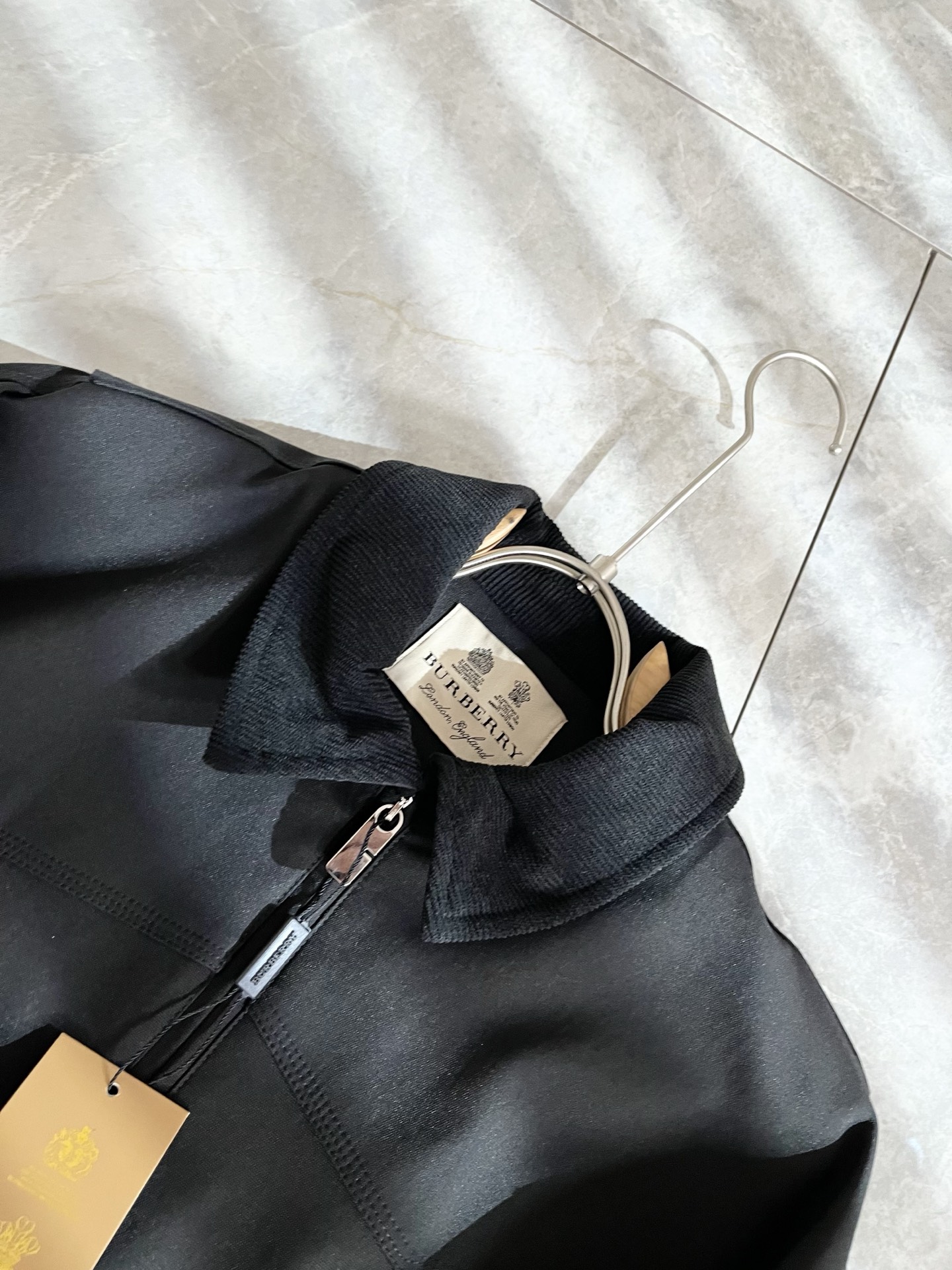BURBER*Y巴*莉2025秋冬新品夹克外套重磅来袭，最近比较火热的环保聚酯纤维面料制作而成，高端户外