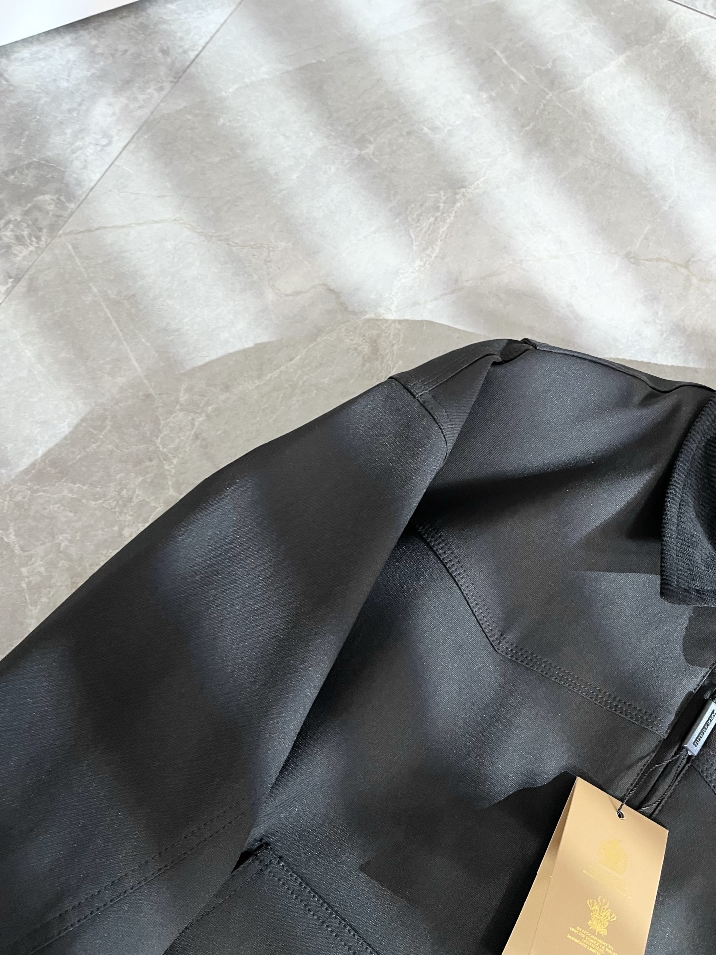 BURBER*Y巴*莉2025秋冬新品夹克外套重磅来袭，最近比较火热的环保聚酯纤维面料制作而成，高端户外