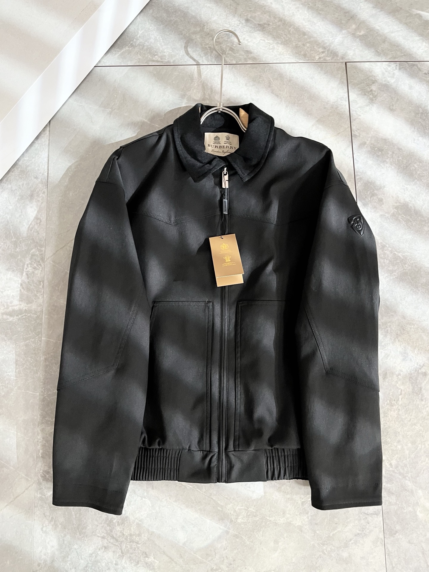 BURBER*Y巴*莉2025秋冬新品夹克外套重磅来袭，最近比较火热的环保聚酯纤维面料制作而成，高端户外