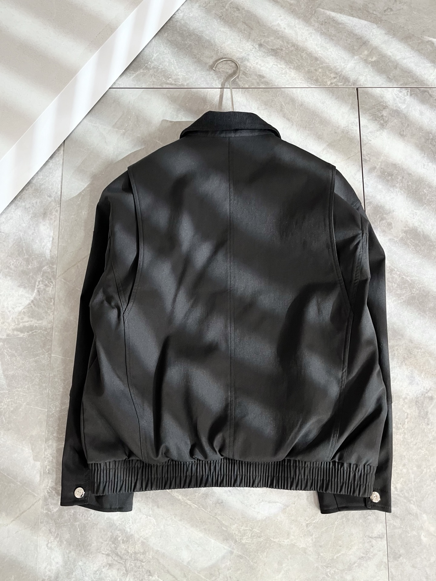 BURBER*Y巴*莉2025秋冬新品夹克外套重磅来袭，最近比较火热的环保聚酯纤维面料制作而成，高端户外