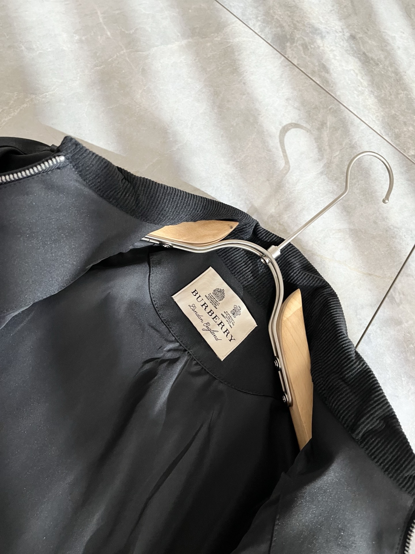 BURBER*Y巴*莉2025秋冬新品夹克外套重磅来袭，最近比较火热的环保聚酯纤维面料制作而成，高端户外