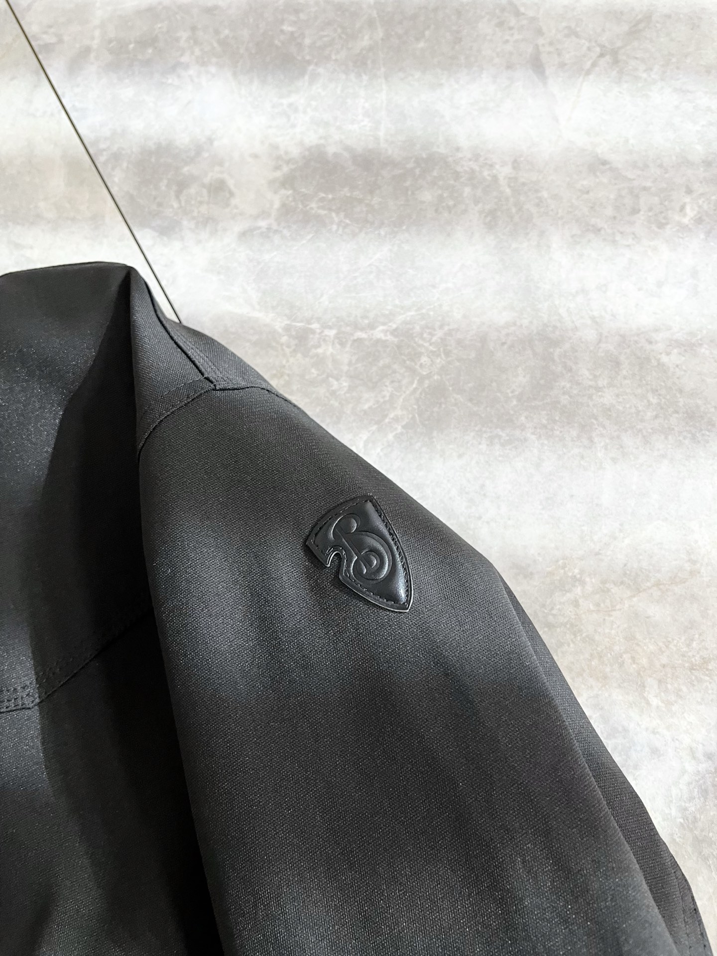 BURBER*Y巴*莉2025秋冬新品夹克外套重磅来袭，最近比较火热的环保聚酯纤维面料制作而成，高端户外