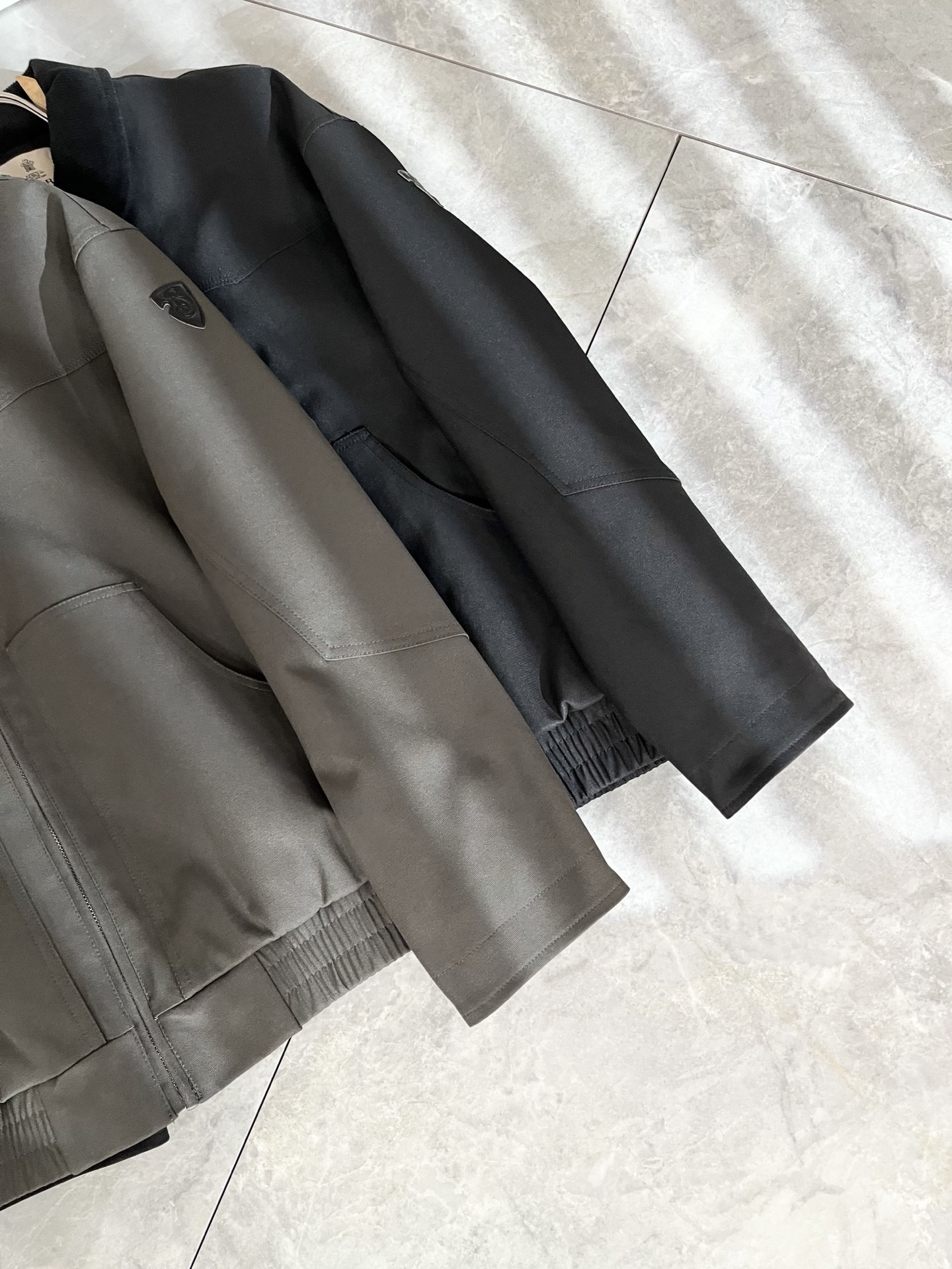 BURBER*Y巴*莉2025秋冬新品夹克外套重磅来袭，最近比较火热的环保聚酯纤维面料制作而成，高端户外