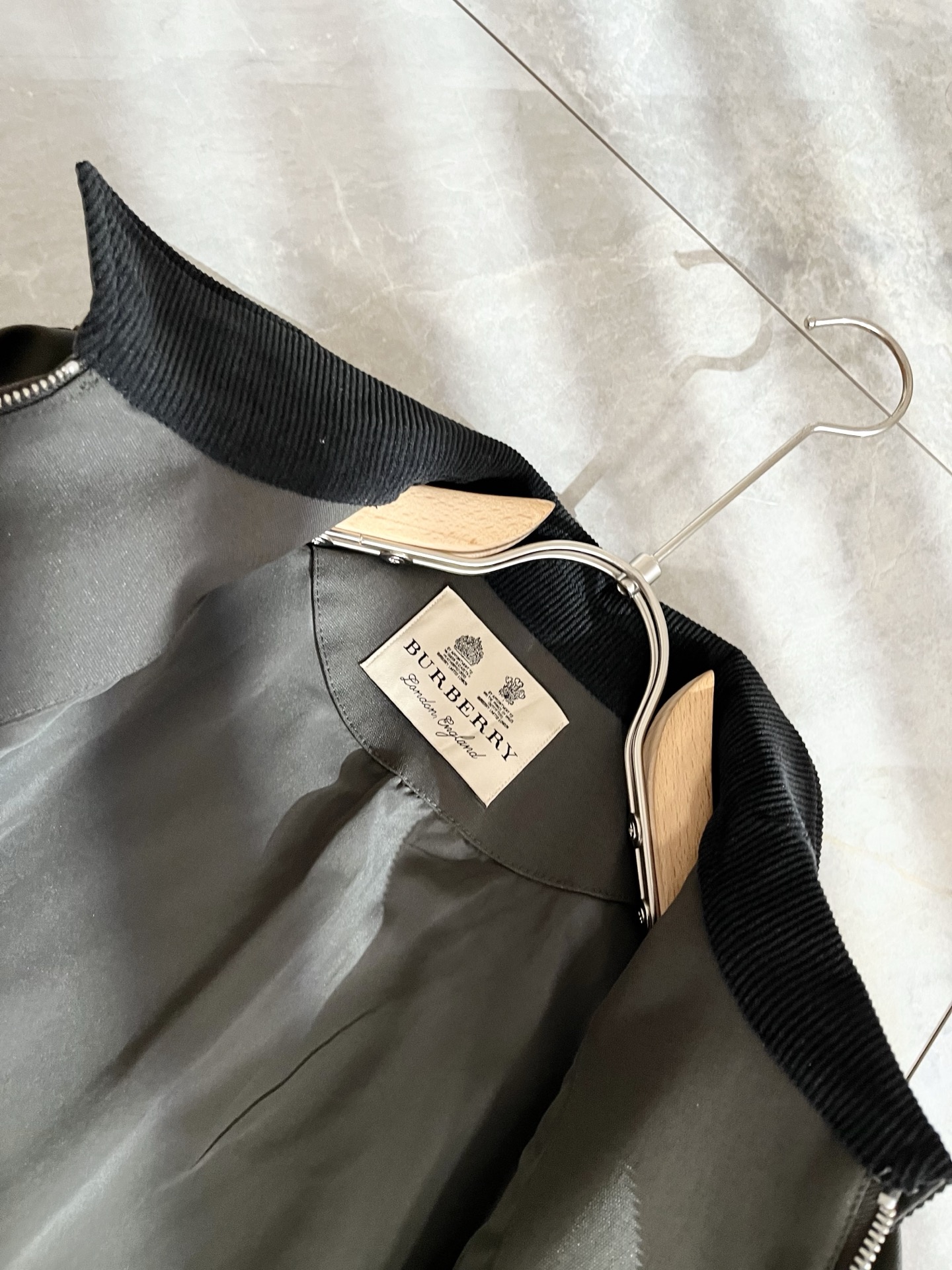 BURBER*Y巴*莉2025秋冬新品夹克外套重磅来袭，最近比较火热的环保聚酯纤维面料制作而成，高端户外