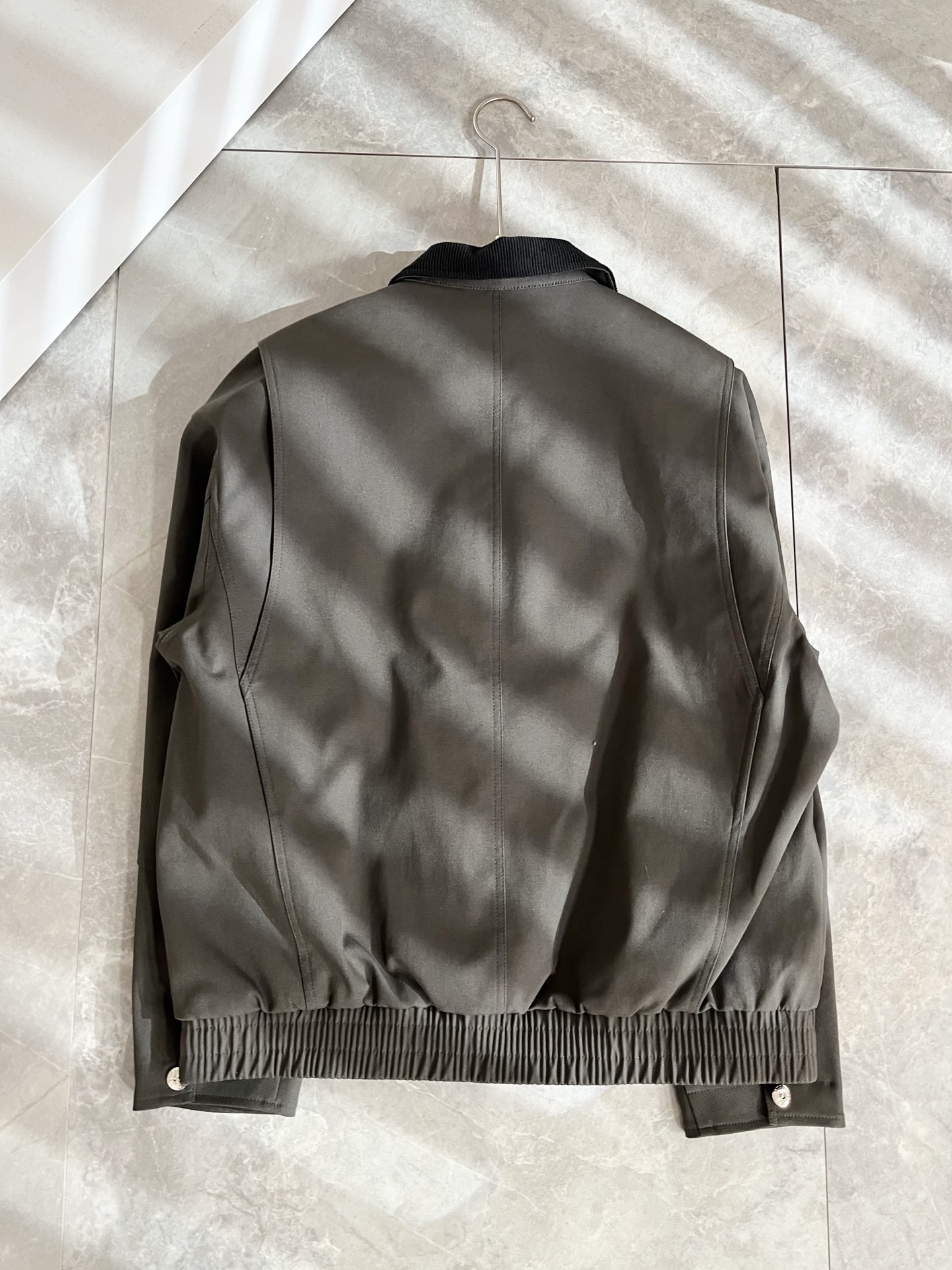 BURBER*Y巴*莉2025秋冬新品夹克外套重磅来袭，最近比较火热的环保聚酯纤维面料制作而成，高端户外