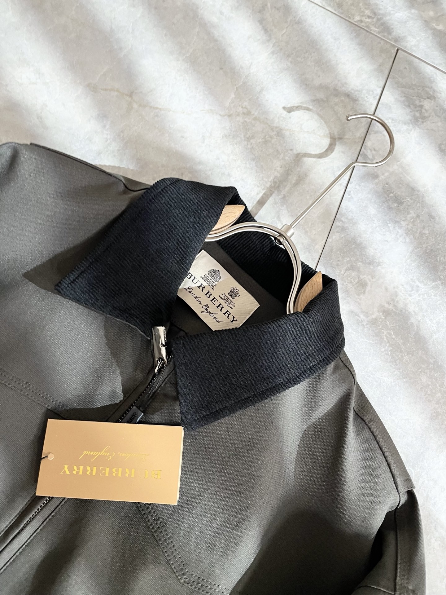 BURBER*Y巴*莉2025秋冬新品夹克外套重磅来袭，最近比较火热的环保聚酯纤维面料制作而成，高端户外