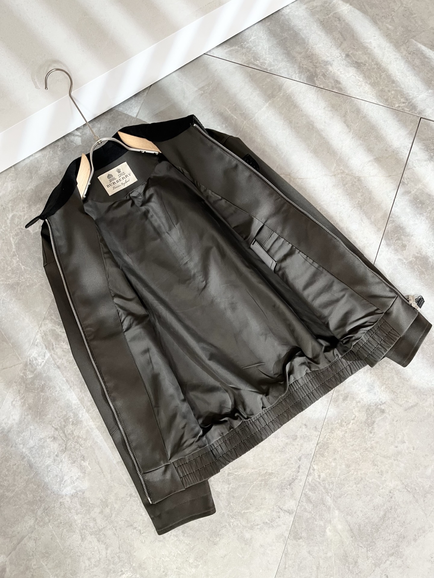 BURBER*Y巴*莉2025秋冬新品夹克外套重磅来袭，最近比较火热的环保聚酯纤维面料制作而成，高端户外