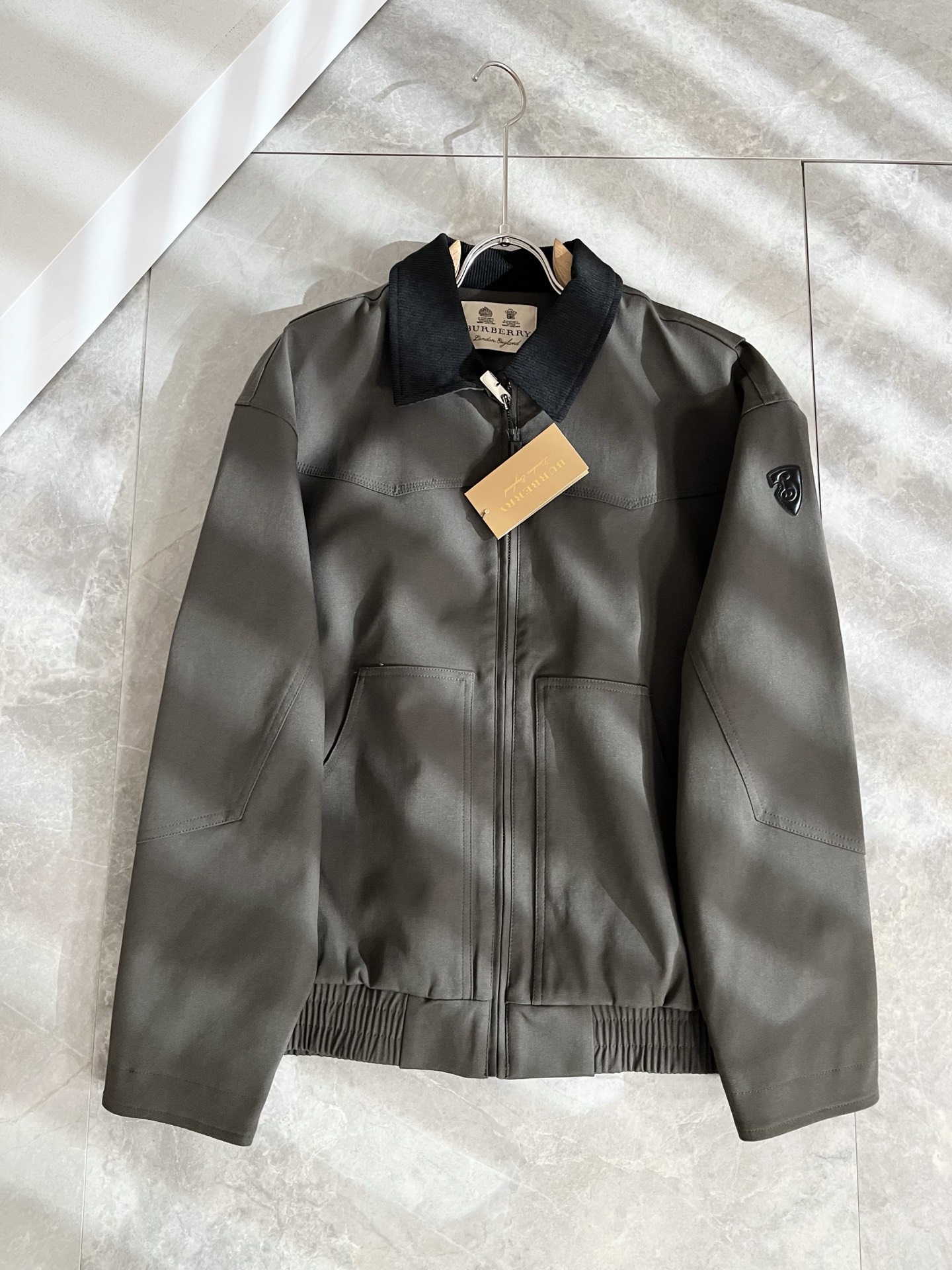 BURBER*Y巴*莉2025秋冬新品夹克外套重磅来袭，最近比较火热的环保聚酯纤维面料制作而成，高端户外