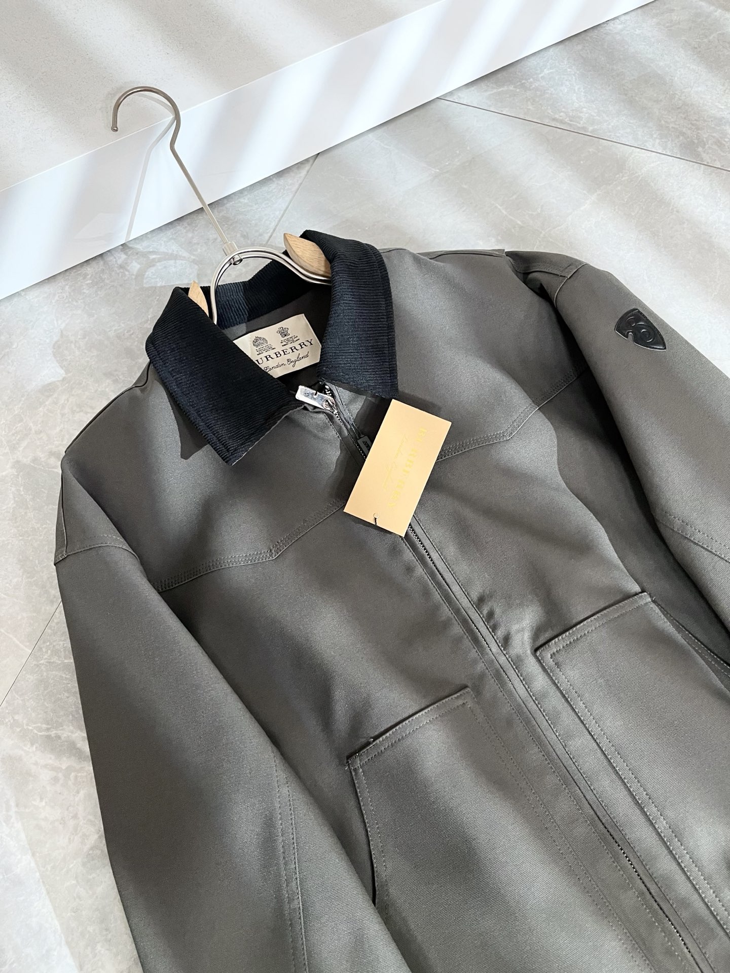 BURBER*Y巴*莉2025秋冬新品夹克外套重磅来袭，最近比较火热的环保聚酯纤维面料制作而成，高端户外