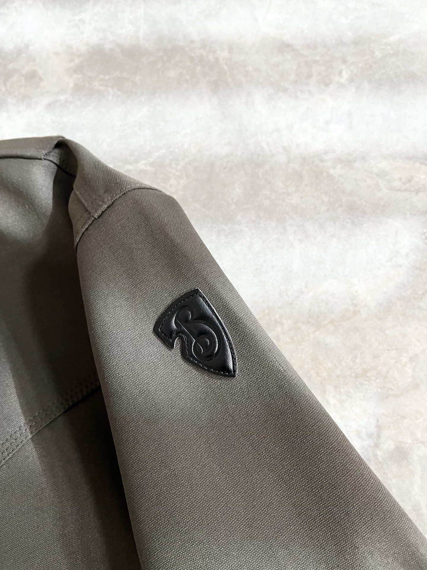 BURBER*Y巴*莉2025秋冬新品夹克外套重磅来袭，最近比较火热的环保聚酯纤维面料制作而成，高端户外