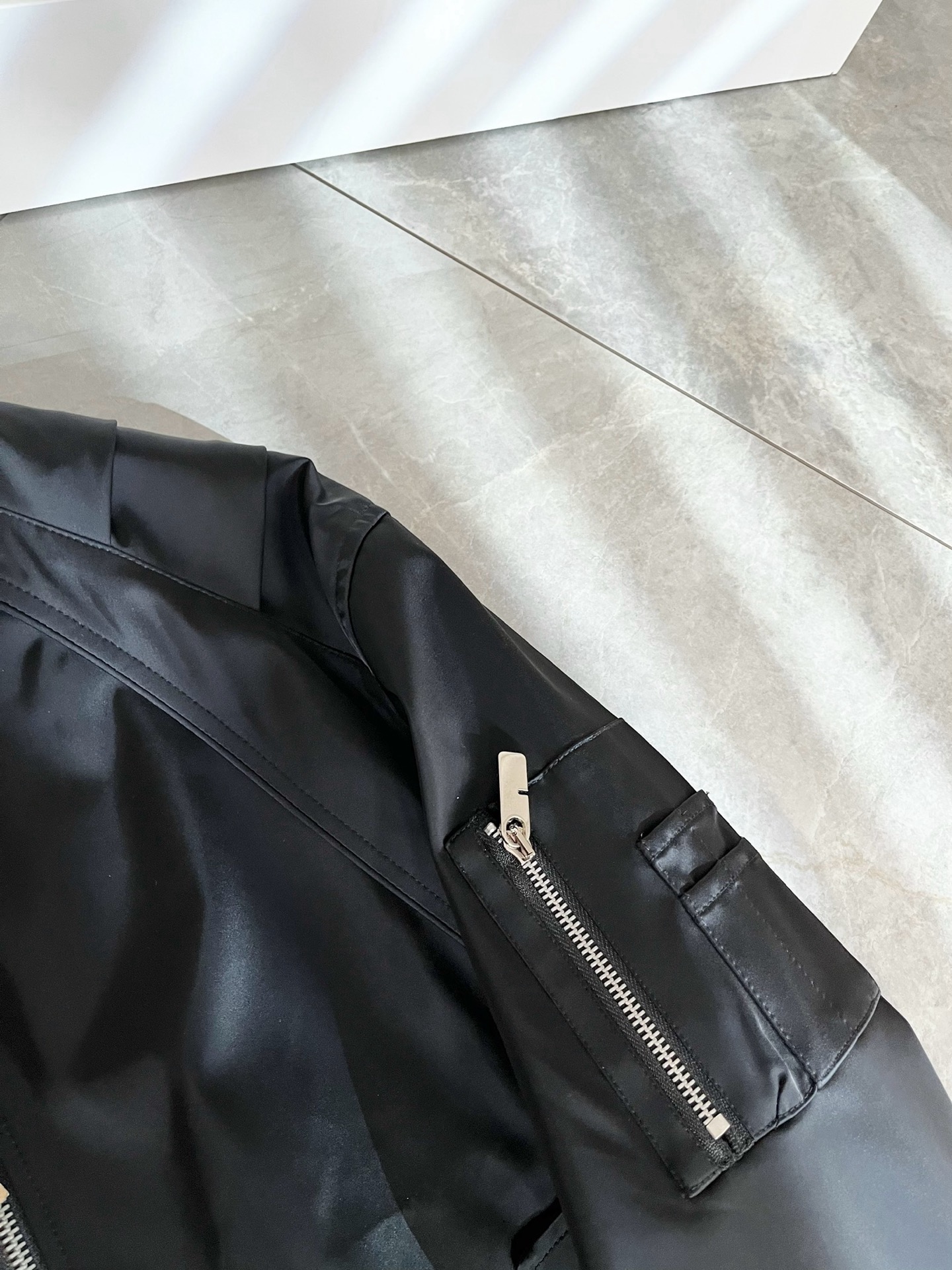 BURBER*Y巴*莉2025秋冬新品夹克外套重磅来袭，最近比较火热的环保聚酯纤维面料制作而成，高端户外