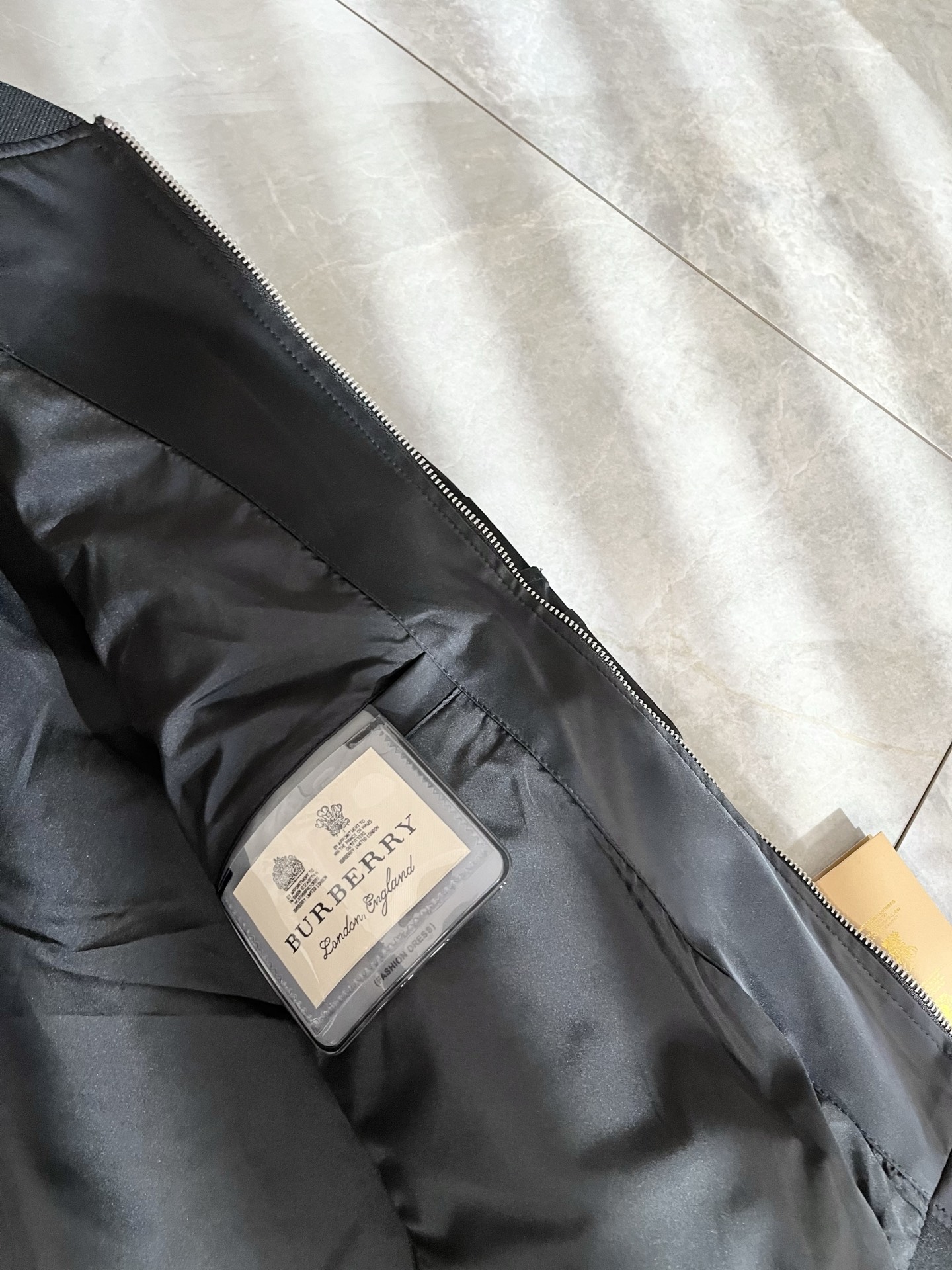 BURBER*Y巴*莉2025秋冬新品夹克外套重磅来袭，最近比较火热的环保聚酯纤维面料制作而成，高端户外