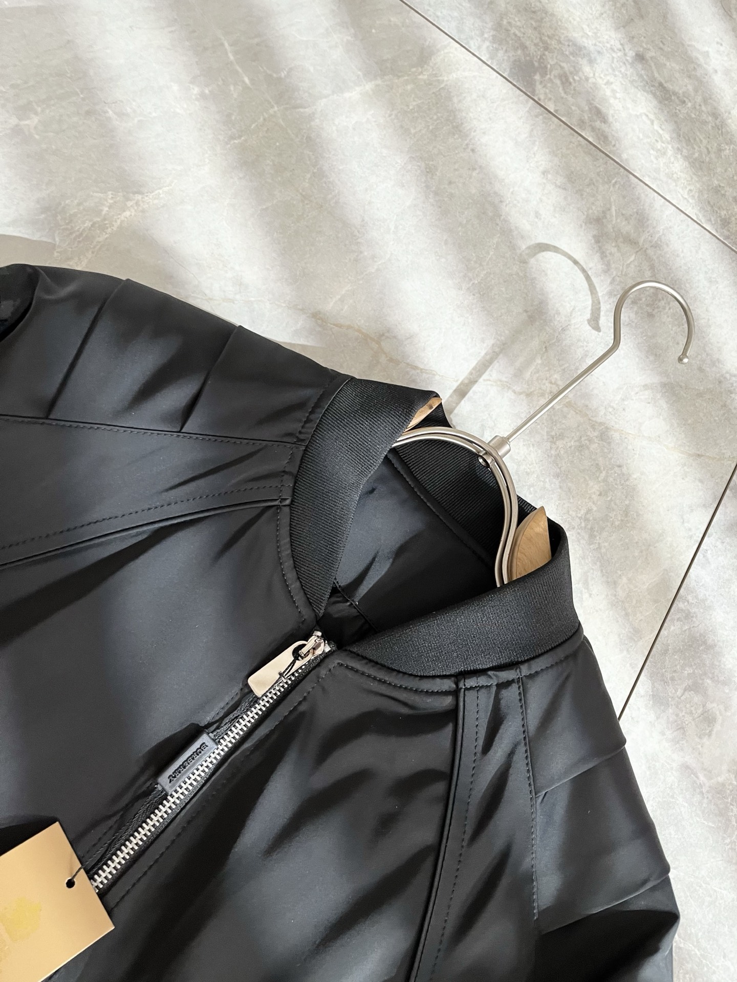 BURBER*Y巴*莉2025秋冬新品夹克外套重磅来袭，最近比较火热的环保聚酯纤维面料制作而成，高端户外