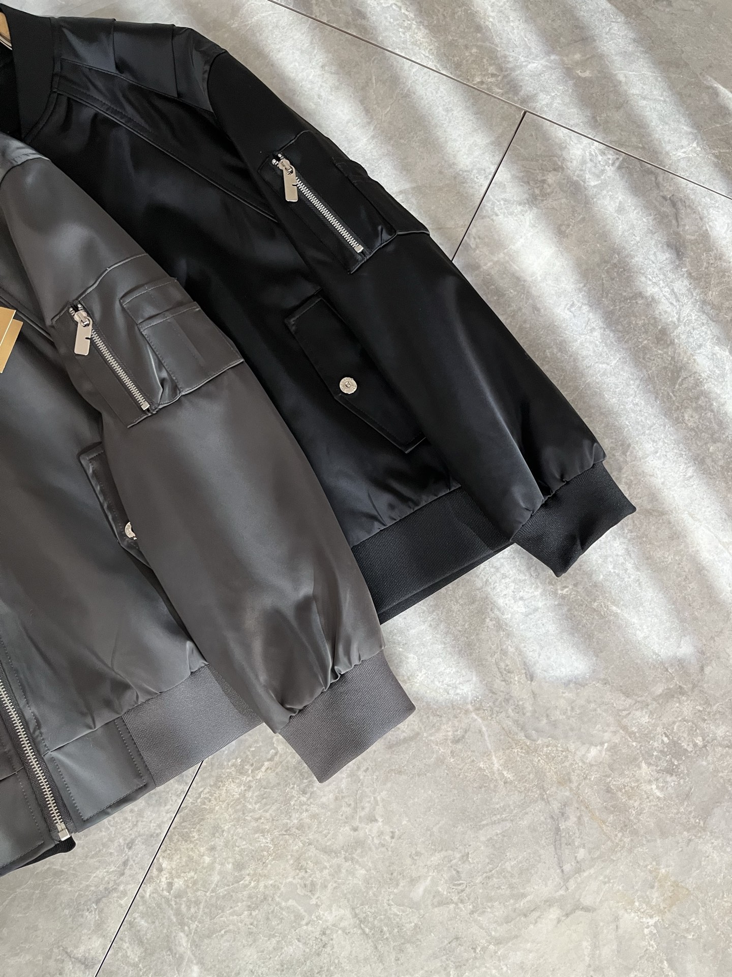 BURBER*Y巴*莉2025秋冬新品夹克外套重磅来袭，最近比较火热的环保聚酯纤维面料制作而成，高端户外