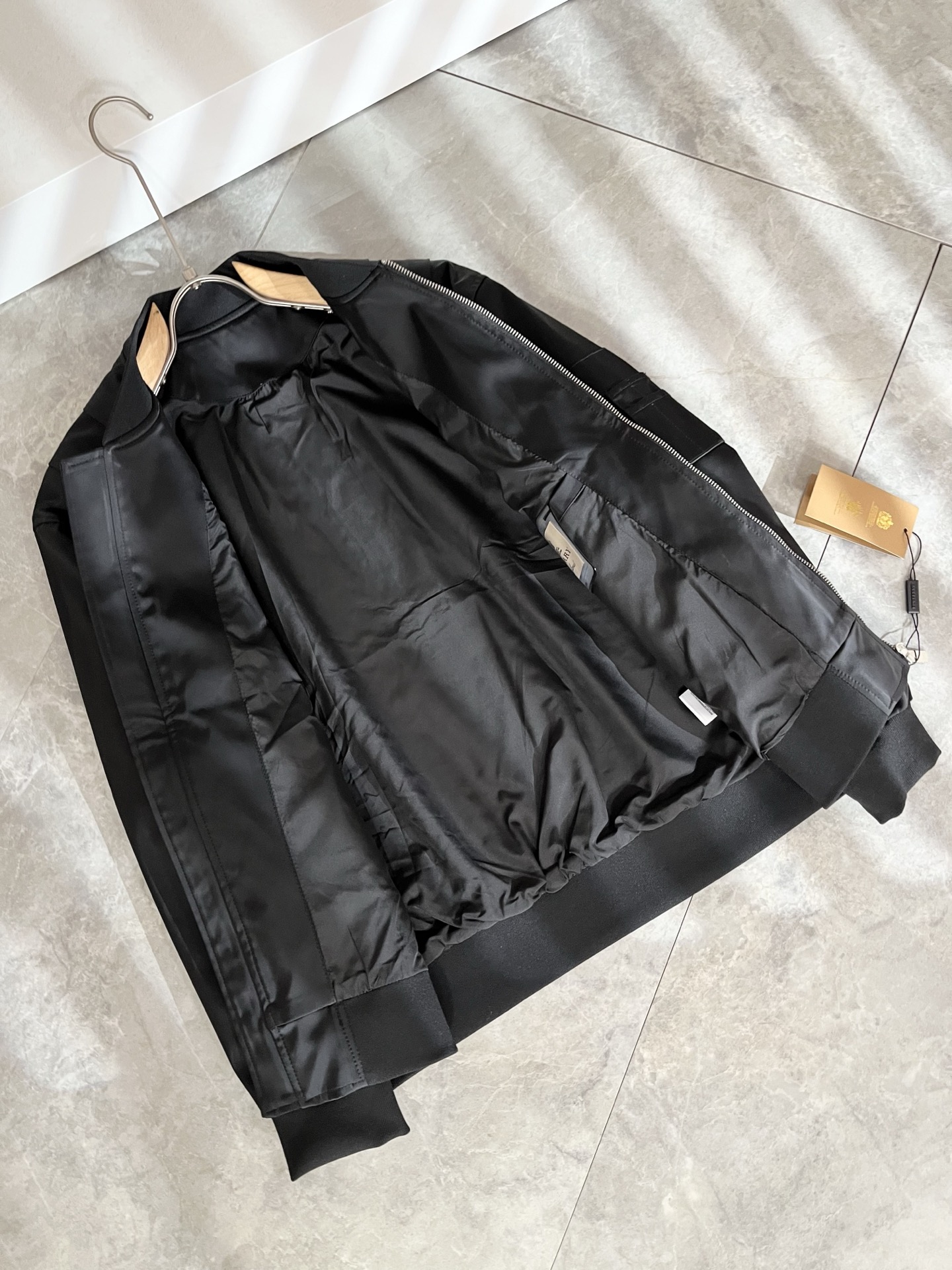 BURBER*Y巴*莉2025秋冬新品夹克外套重磅来袭，最近比较火热的环保聚酯纤维面料制作而成，高端户外