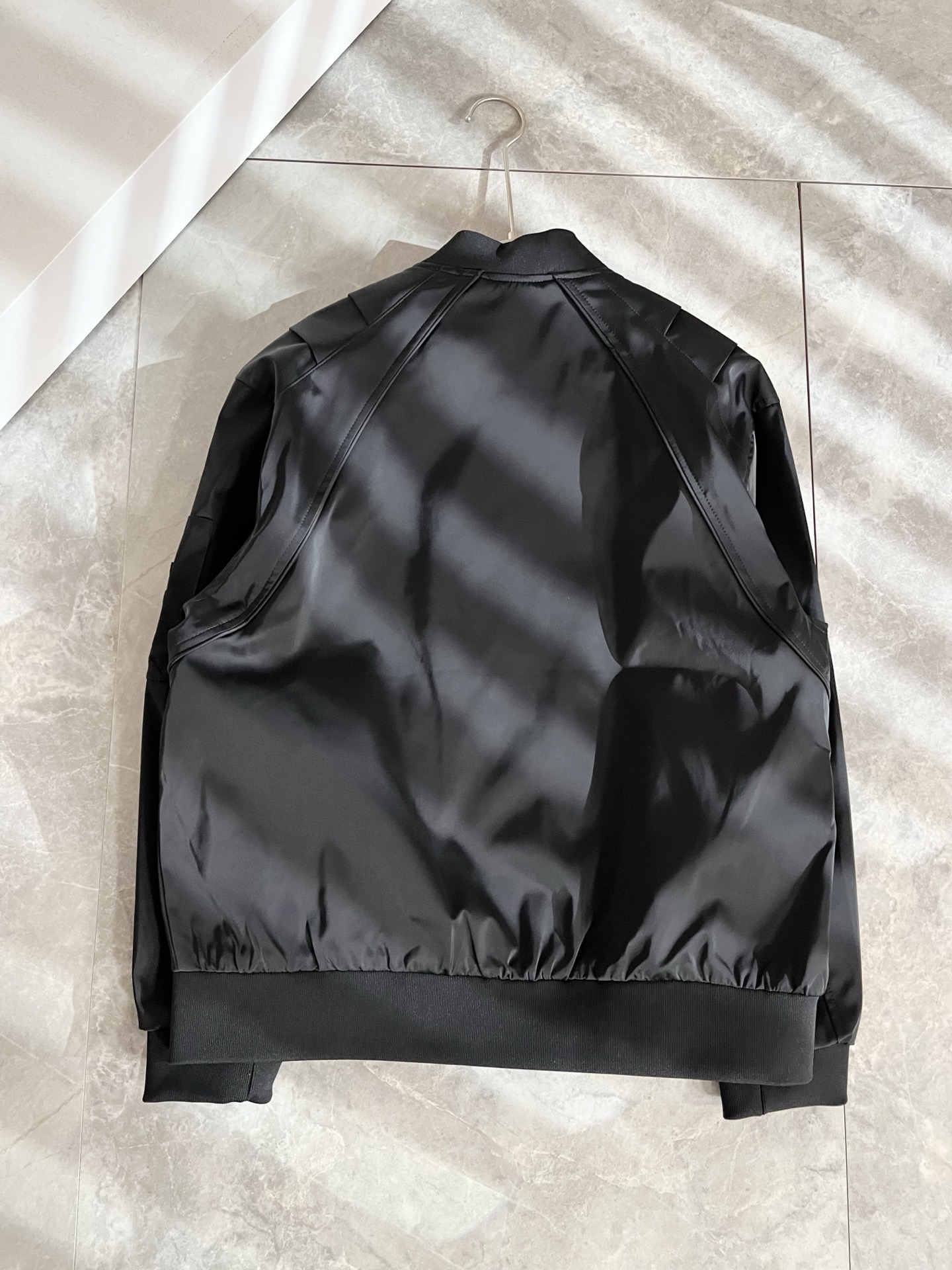 BURBER*Y巴*莉2025秋冬新品夹克外套重磅来袭，最近比较火热的环保聚酯纤维面料制作而成，高端户外