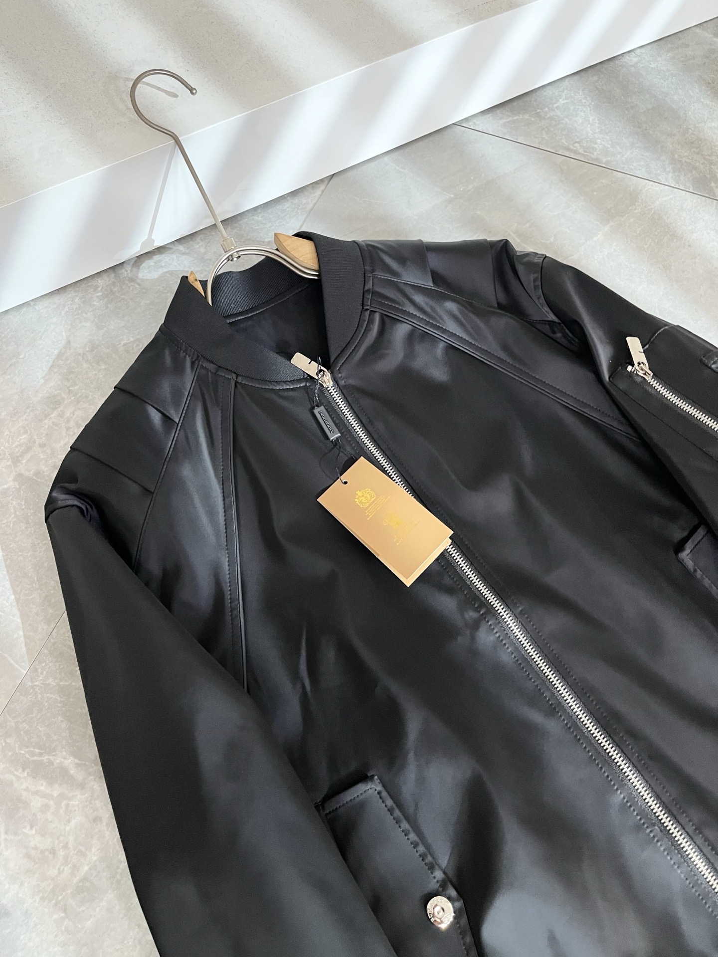 BURBER*Y巴*莉2025秋冬新品夹克外套重磅来袭，最近比较火热的环保聚酯纤维面料制作而成，高端户外