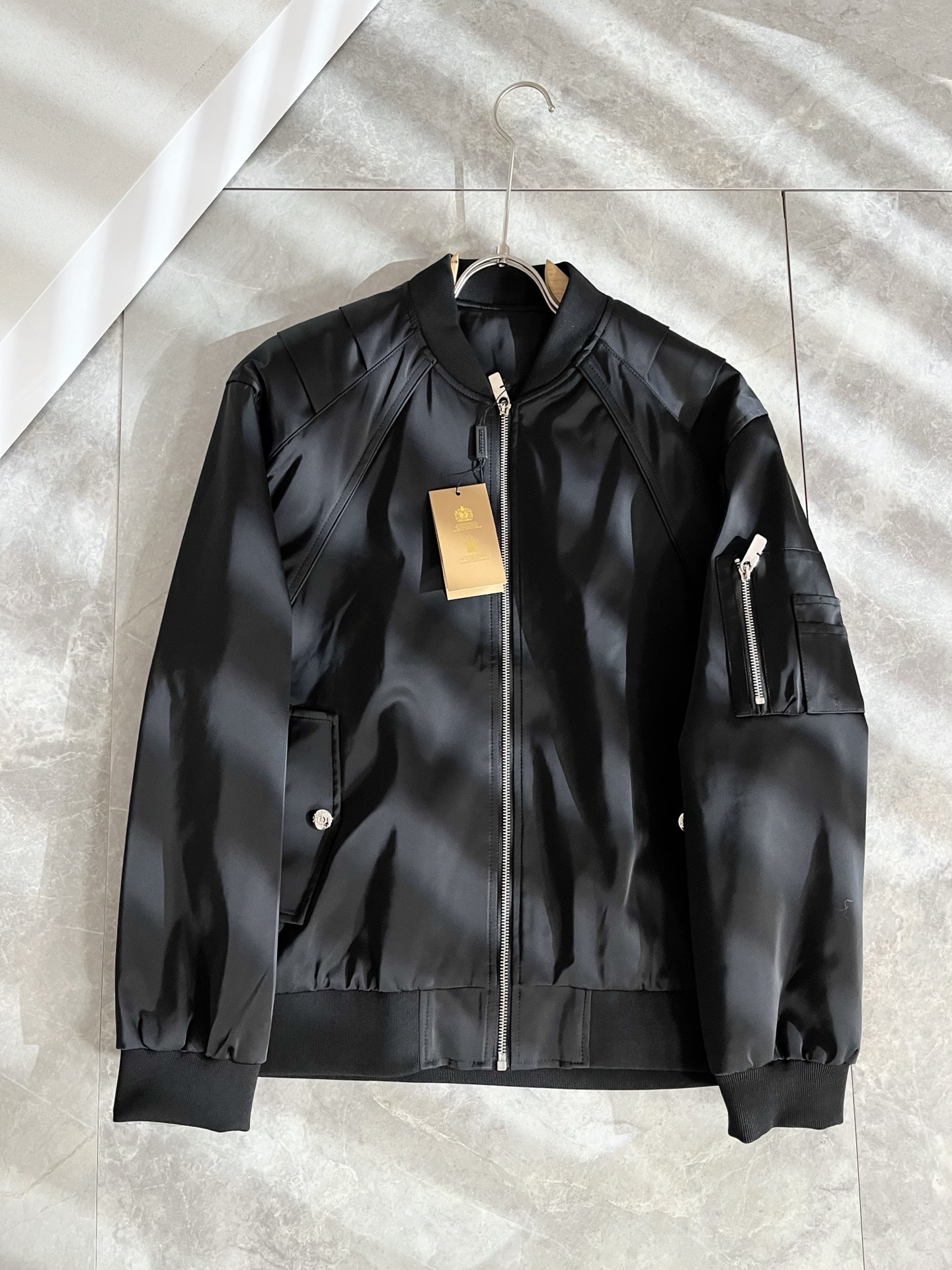 BURBER*Y巴*莉2025秋冬新品夹克外套重磅来袭，最近比较火热的环保聚酯纤维面料制作而成，高端户外