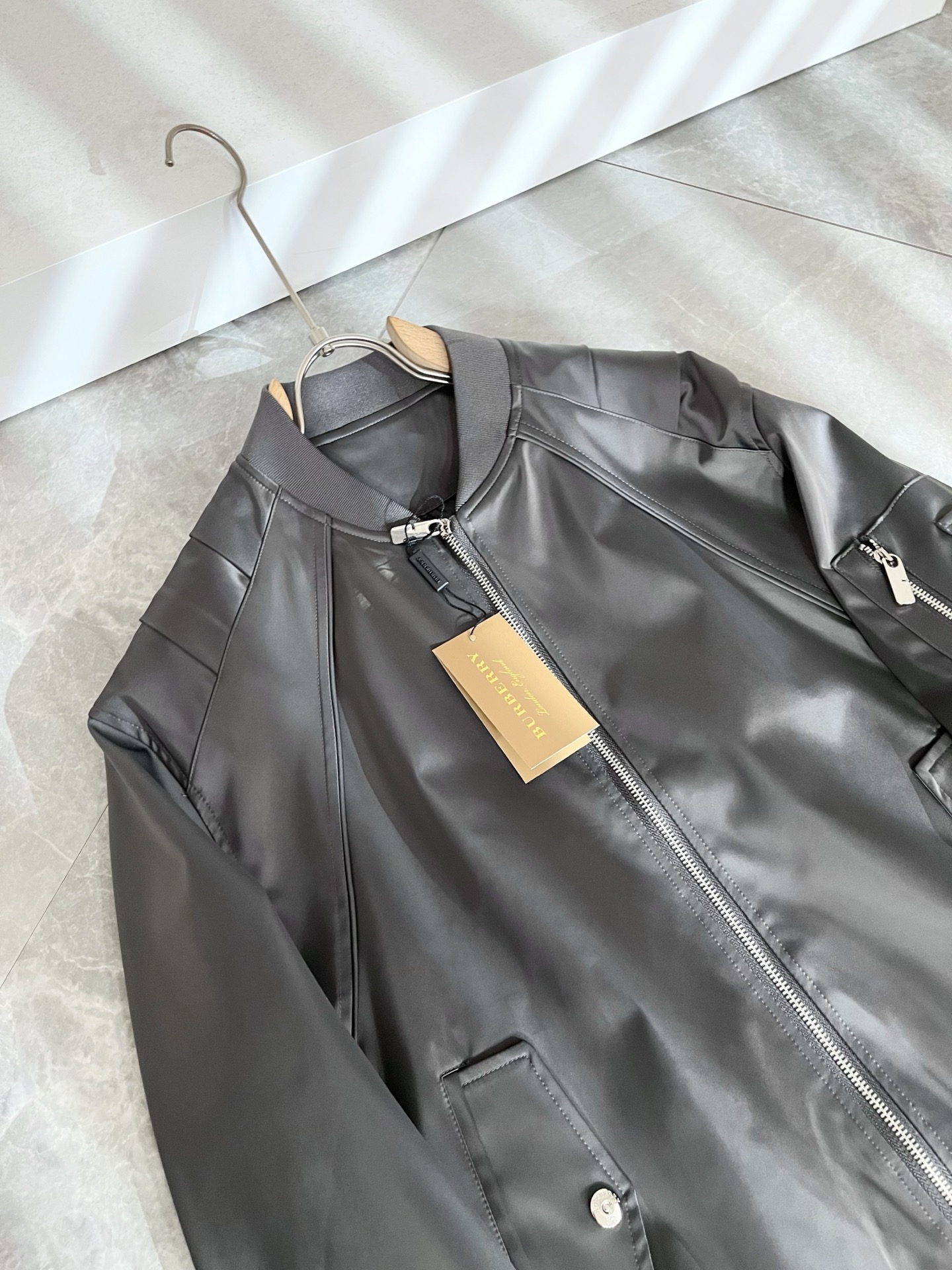 BURBER*Y巴*莉2025秋冬新品夹克外套重磅来袭，最近比较火热的环保聚酯纤维面料制作而成，高端户外