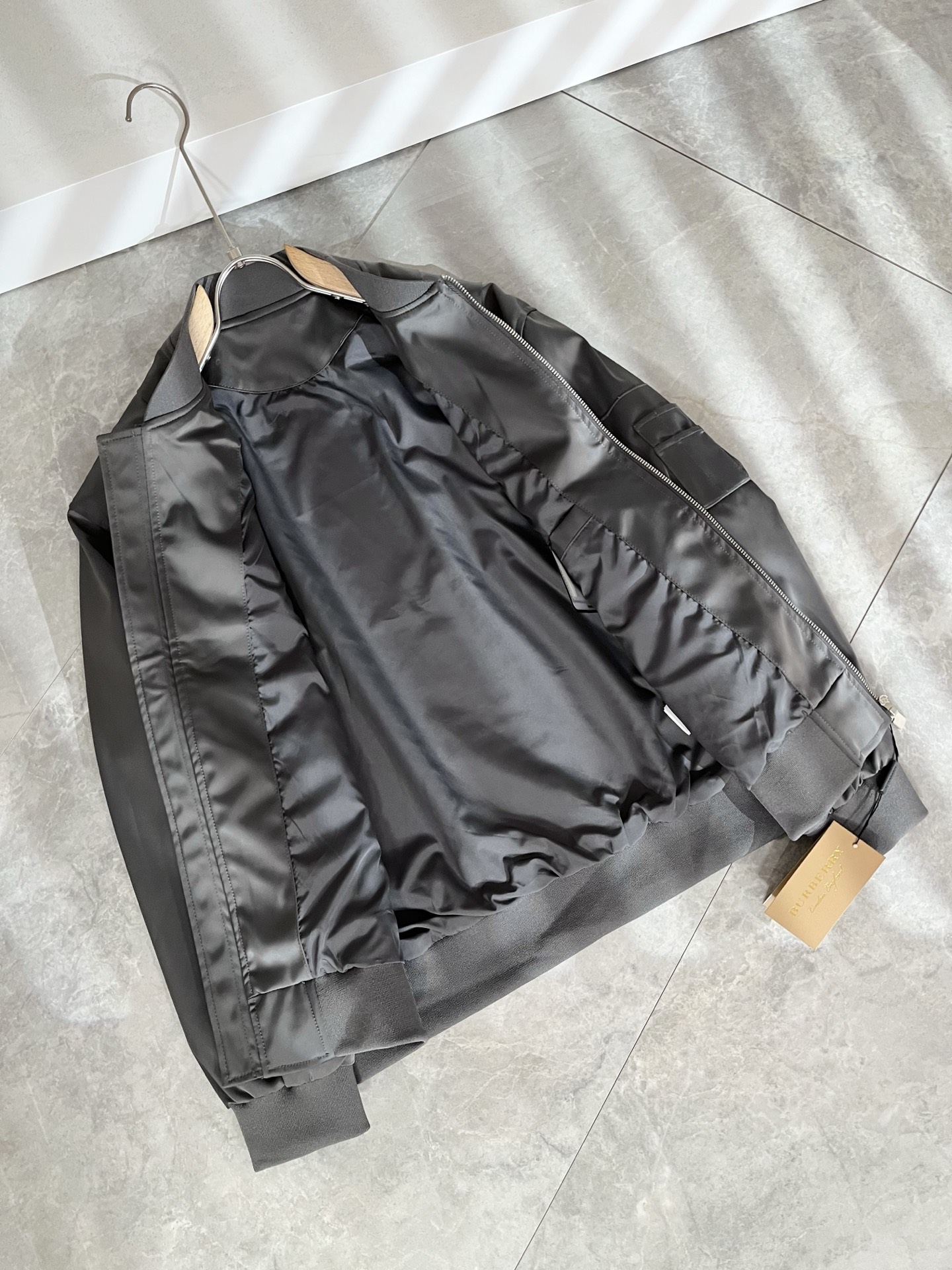 BURBER*Y巴*莉2025秋冬新品夹克外套重磅来袭，最近比较火热的环保聚酯纤维面料制作而成，高端户外