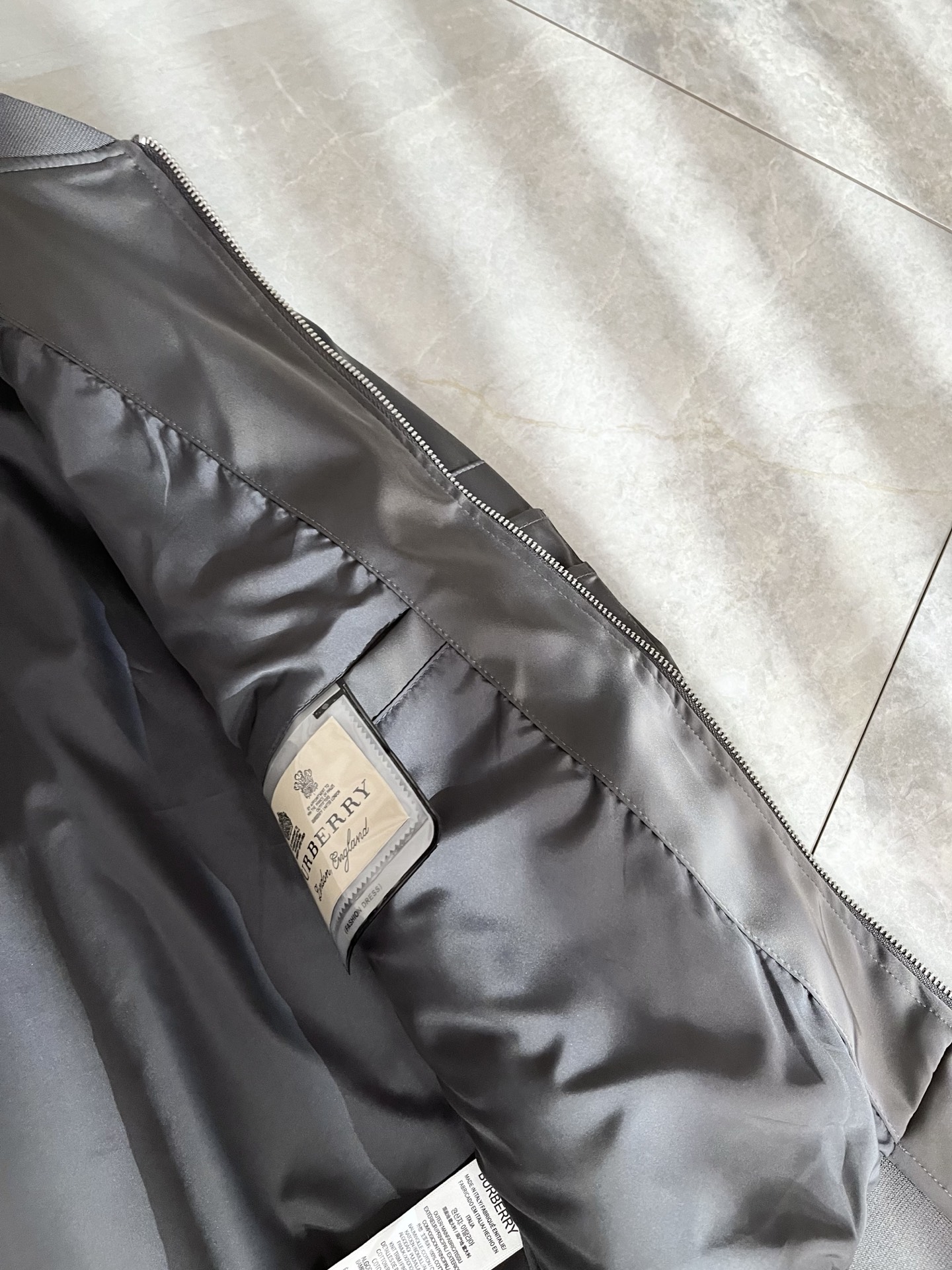 BURBER*Y巴*莉2025秋冬新品夹克外套重磅来袭，最近比较火热的环保聚酯纤维面料制作而成，高端户外