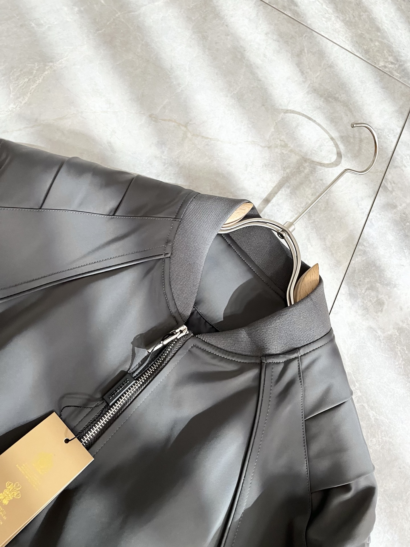 BURBER*Y巴*莉2025秋冬新品夹克外套重磅来袭，最近比较火热的环保聚酯纤维面料制作而成，高端户外