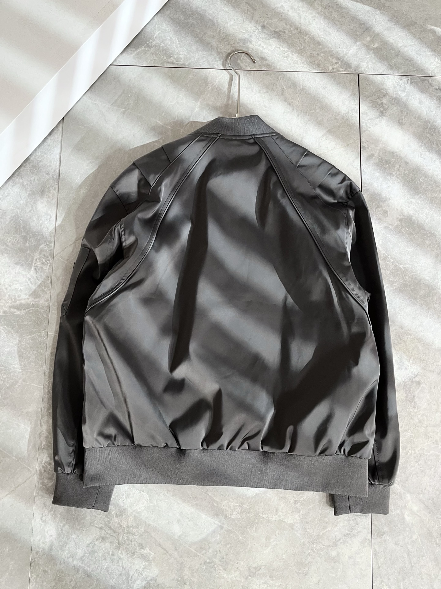 BURBER*Y巴*莉2025秋冬新品夹克外套重磅来袭，最近比较火热的环保聚酯纤维面料制作而成，高端户外